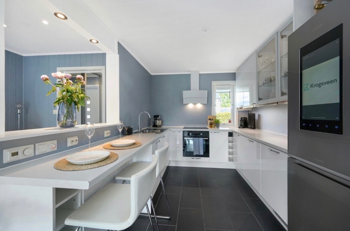 Praktisk kjøkken med mye benke- og skapplass 