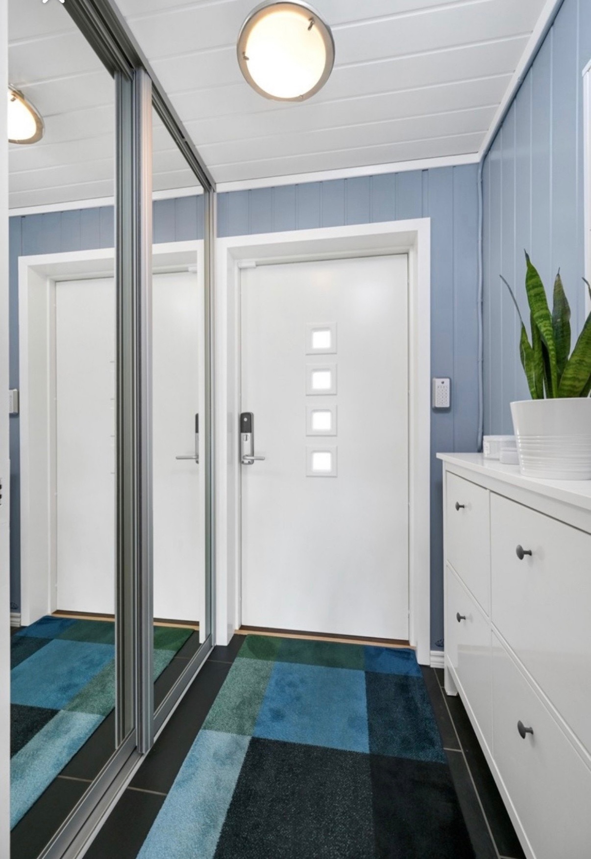 Praktisk skyvedørsgarderobe i entré 