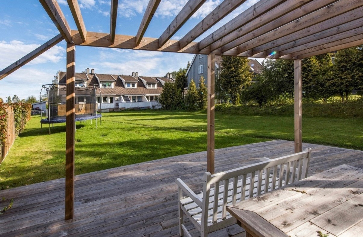 Felles terrasse i hyggelig bakgård