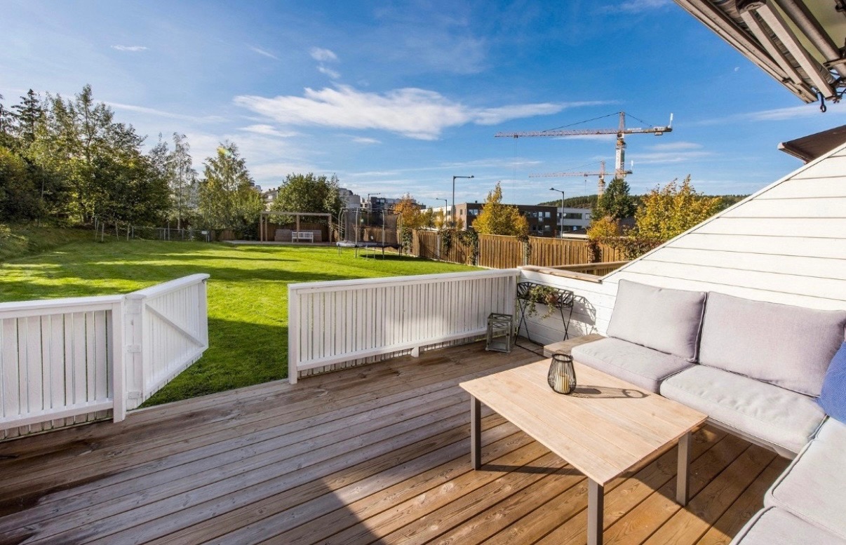 Trapp fra terrasse til felles uteområdet 