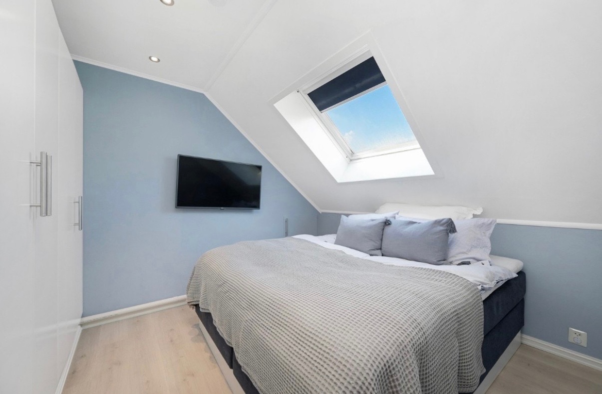 Hovedsoverom med god plass til oppbevaring av klær