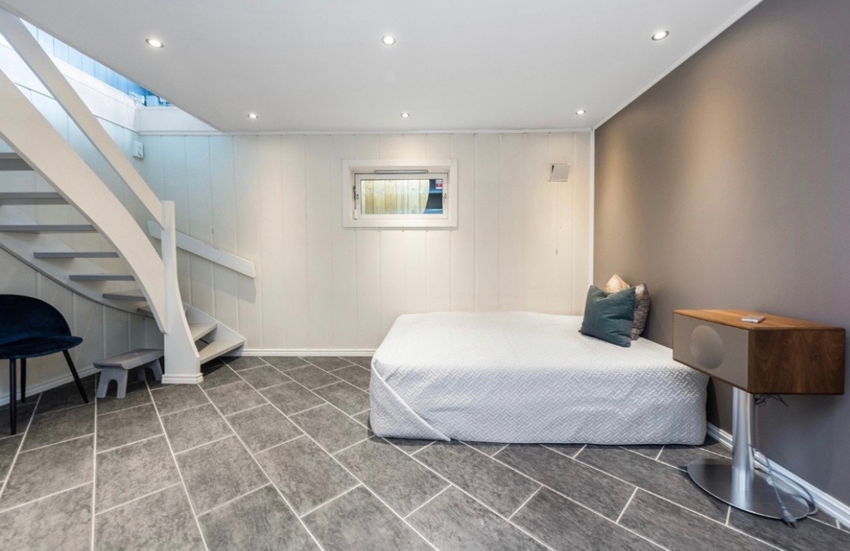 Kjellerstue som kan benyttes som soverom 