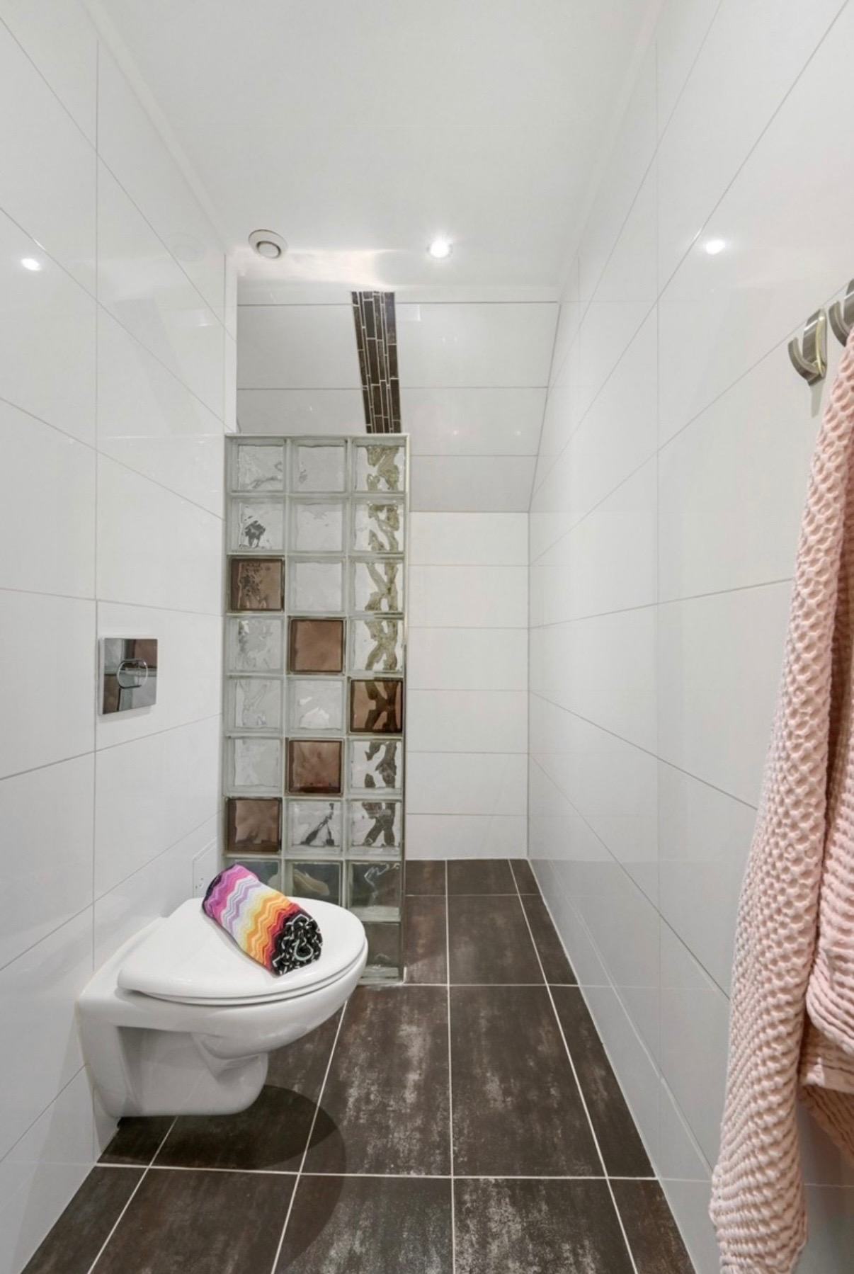 Vegghengt toalett og eget dusjhjørne 