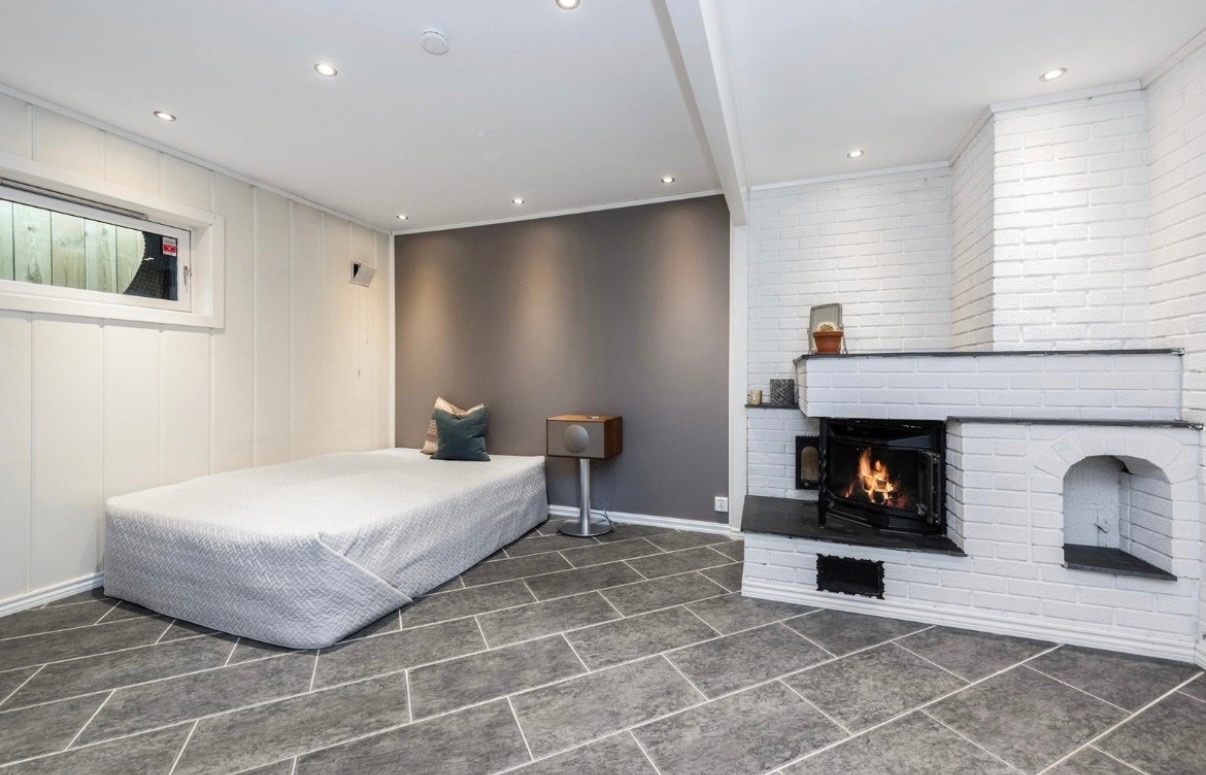 Hyggelig peis i kjellerstua 