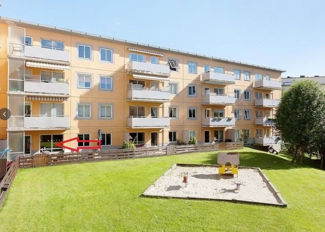 stor terrasse med inngang til hagen med sandkasse for barn