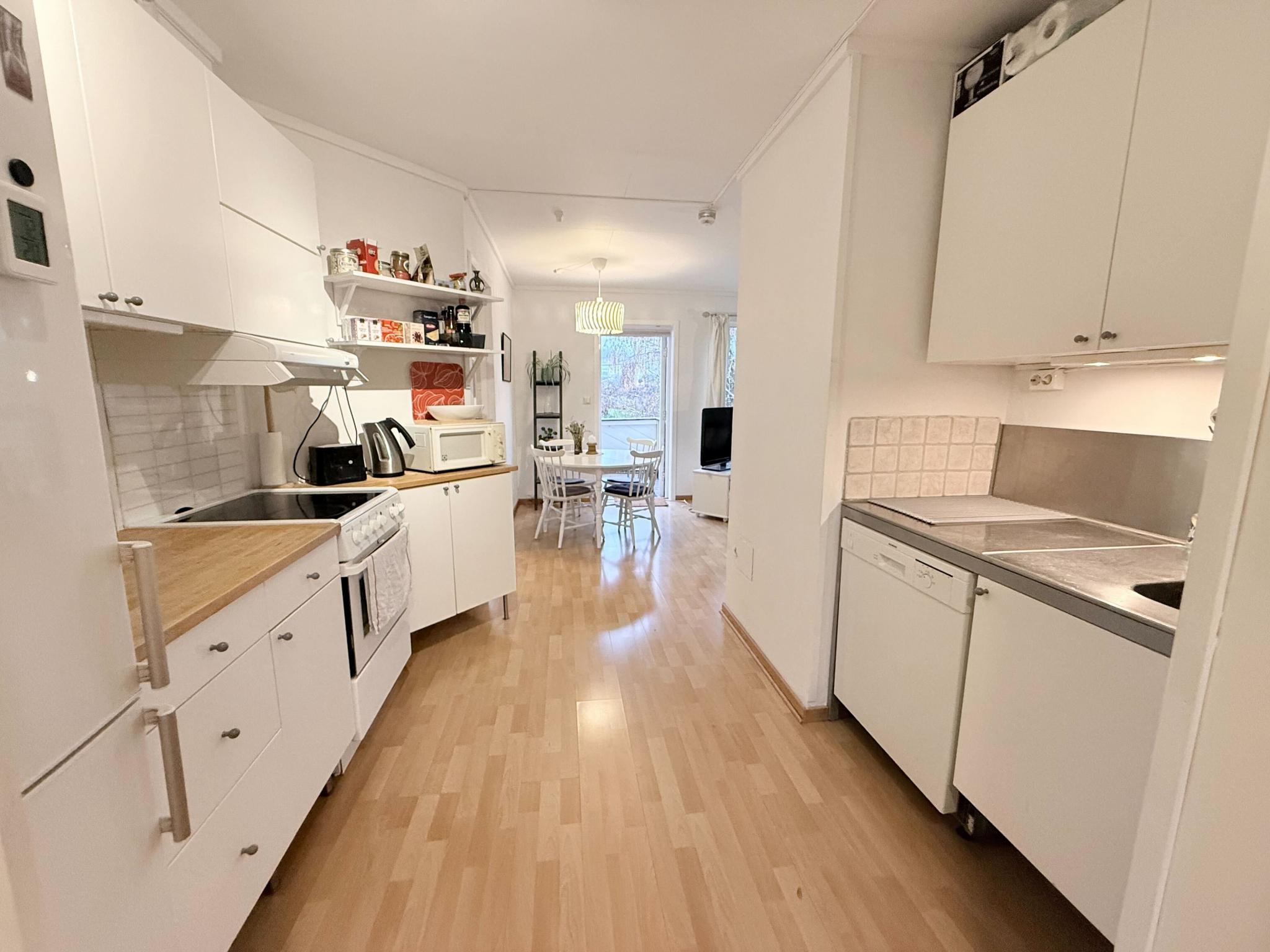 Fra gangen kommer man inn i kjøkkenavdelingen