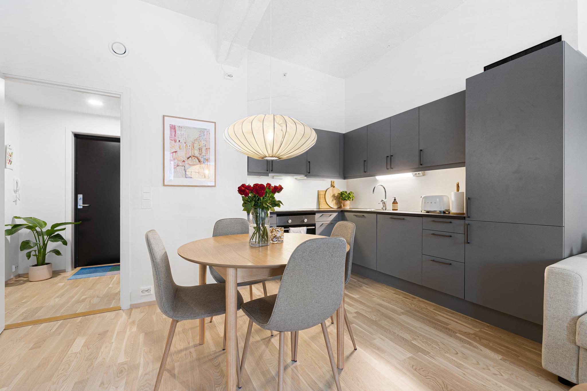 Kjøkkenet er en naturlig del av den åpne løsningen og gir en sosial og funksjonell sone i boligen.