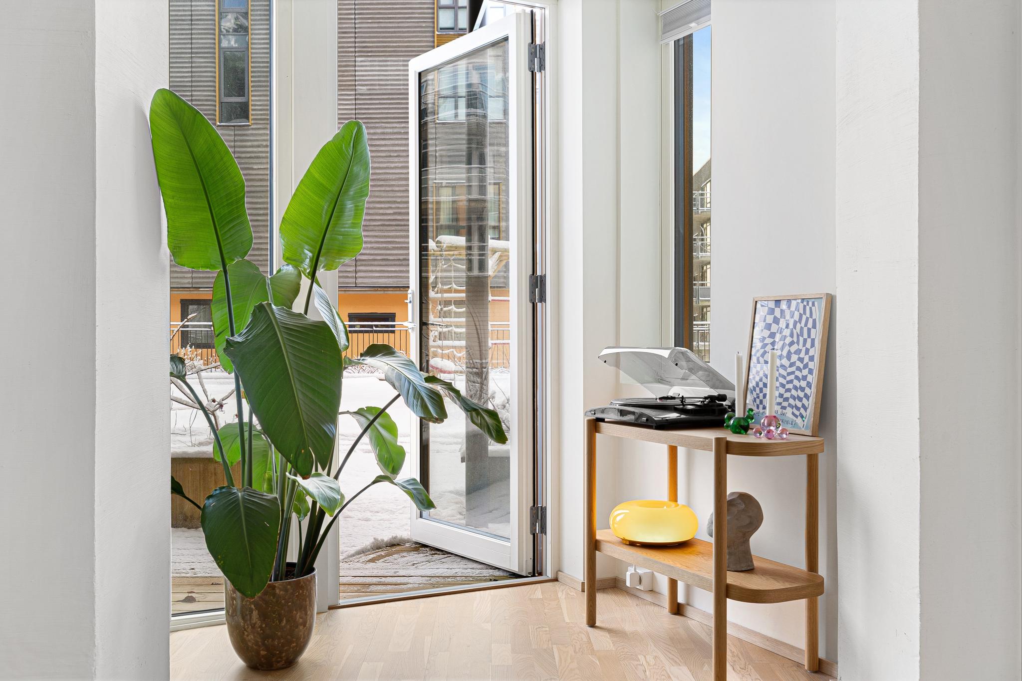 Stuen preges av nøytrale materialvalg og moderne uttrykk – enkelt å gjøre til sitt eget.