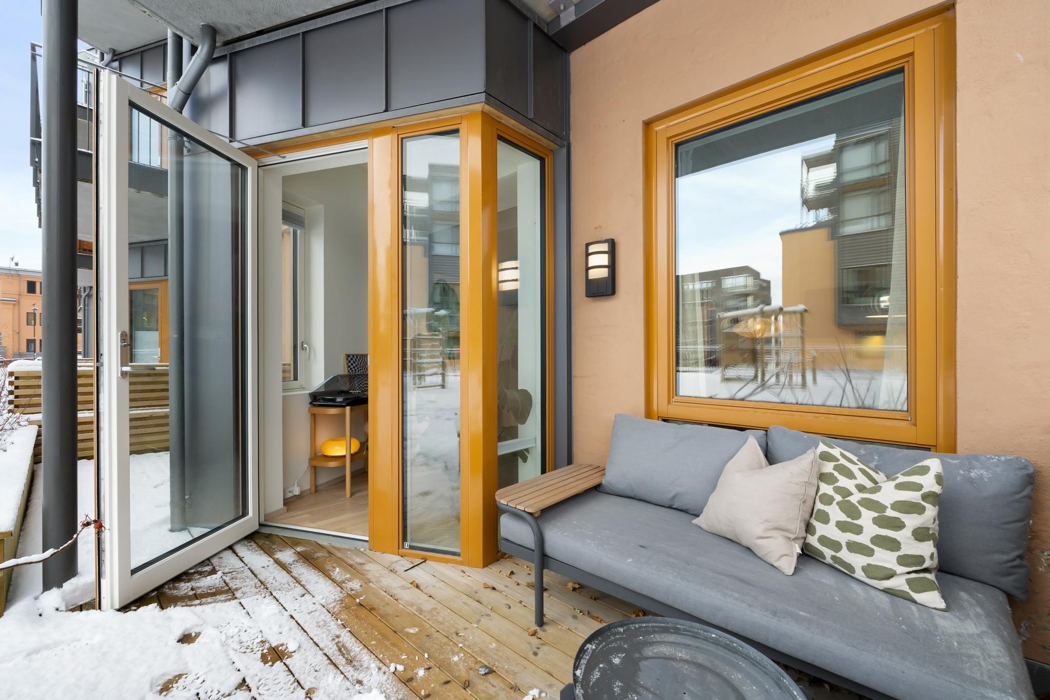 Uteplass med gode lysforhold gjennom dagen og enkel adkomst fra stuen.