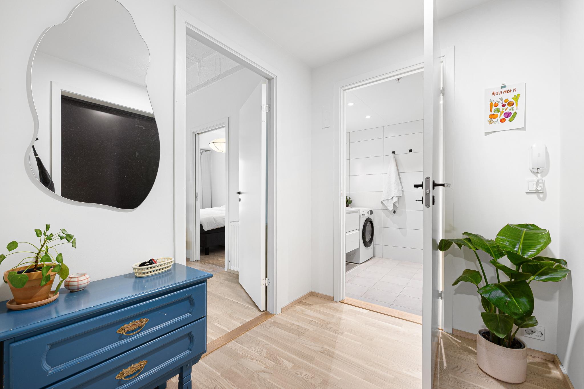 Lys og oversiktlig gang som binder rommene sammen på en effektiv og behagelig måte.