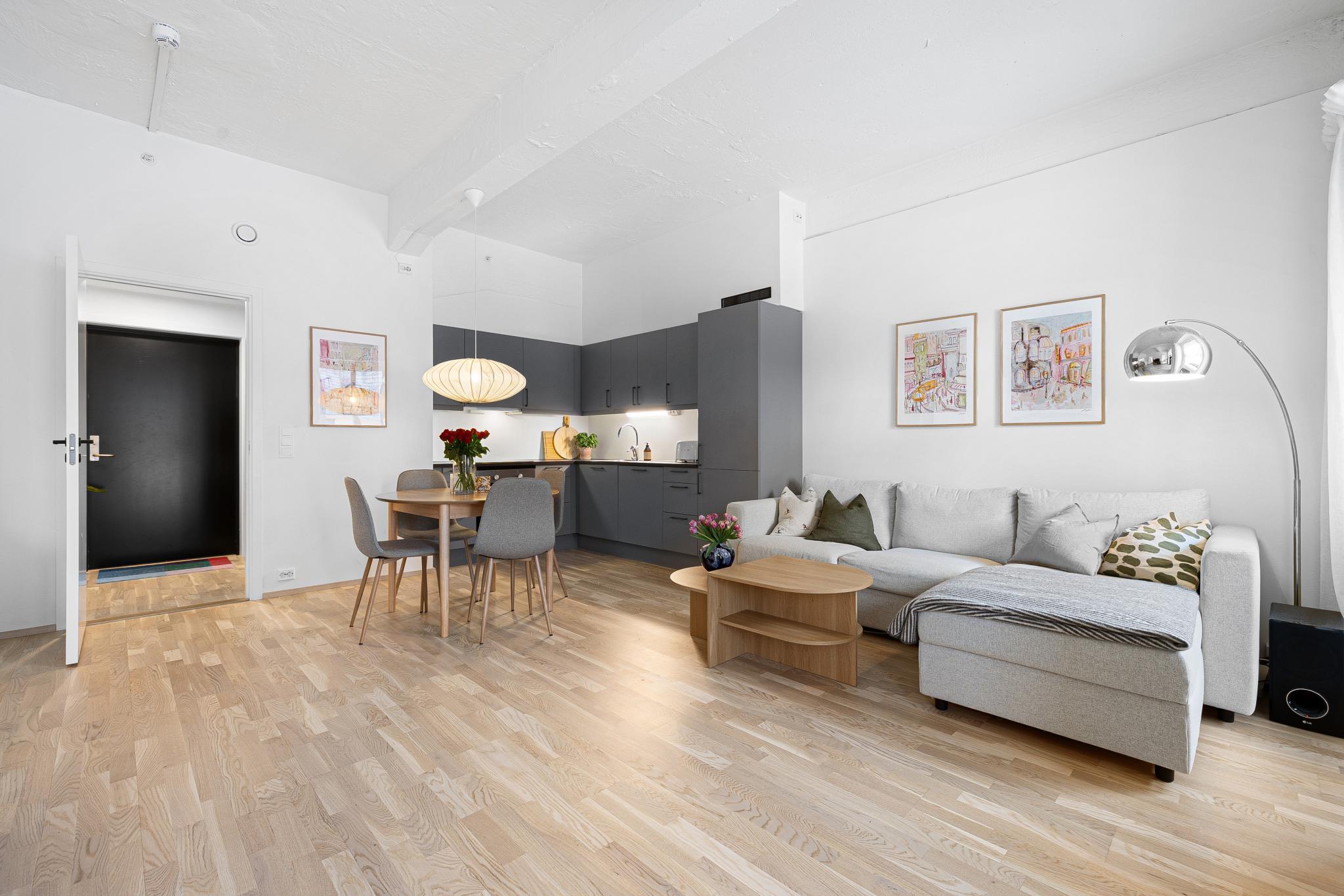 Moderne kjøkken fra kvalitetsleverandør, utstyrt med integrerte hvitevarer og god skapplass.