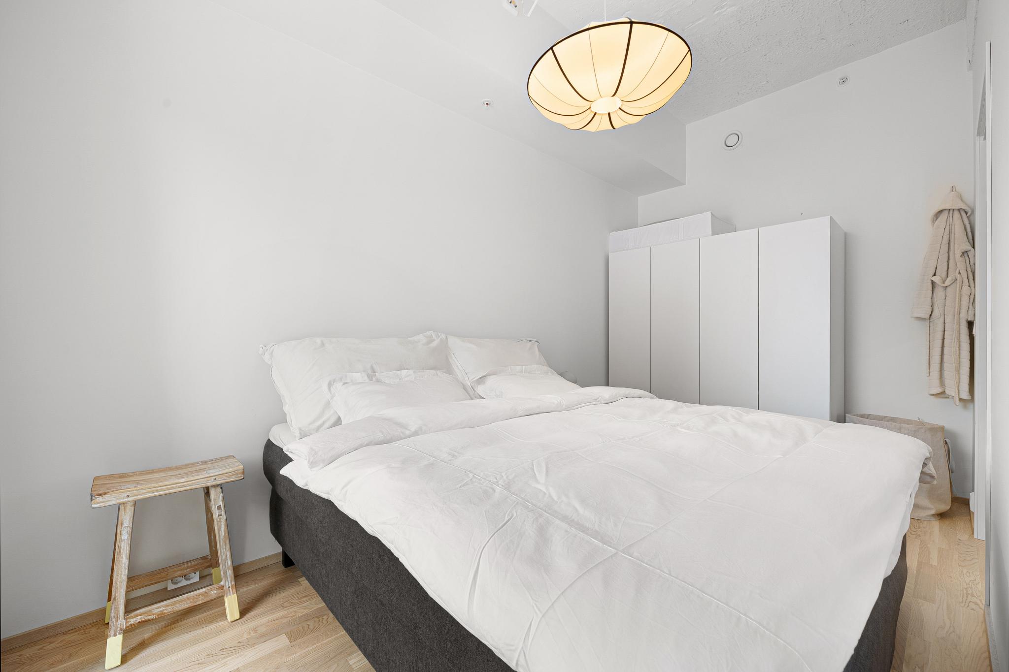 Soverom med gode lysforhold og stort vindu som sikrer luftig og behagelig atmosfære.