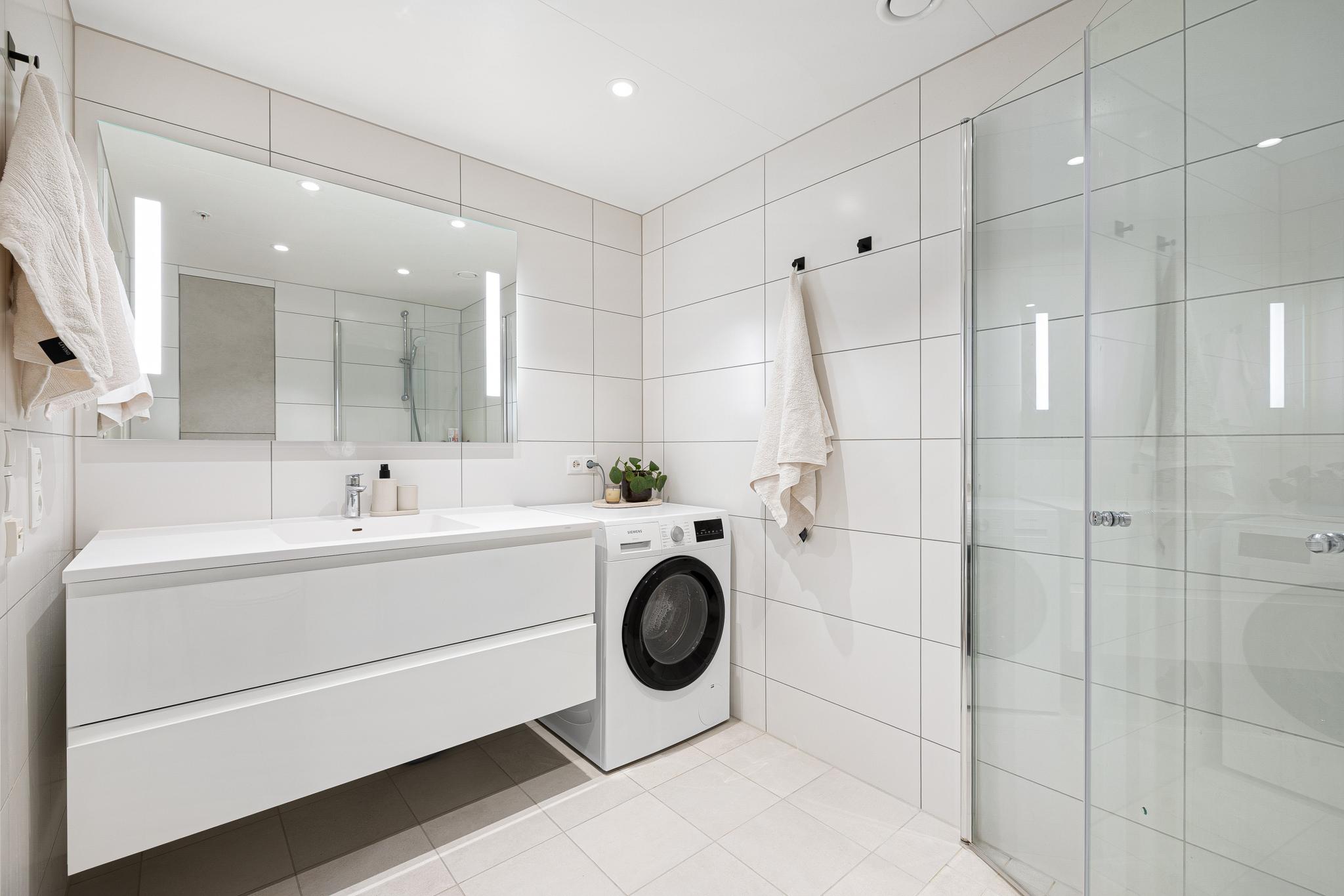 Badet har gode materialvalg og fremstår som både funksjonelt og stilrent.