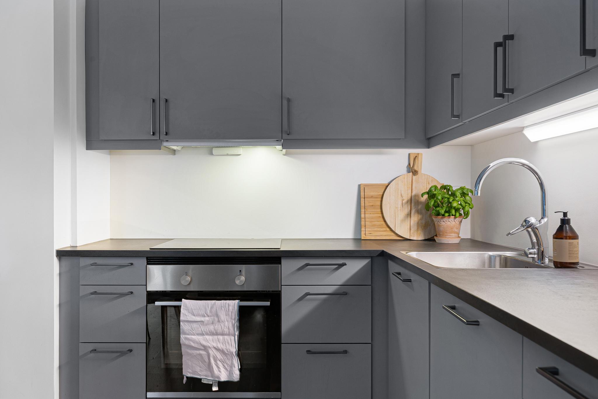 Integrerte hvitevarer som komfyr, platetopp, kjøleskap med frys og oppvaskmaskin følger boligen. 