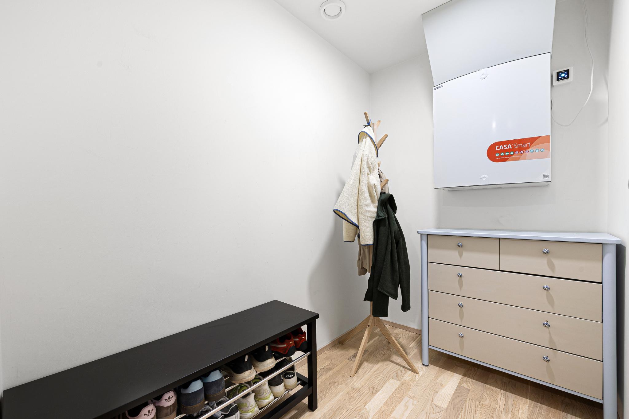 Innvendig bod som gir fleksibel og praktisk lagringsplass i hverdagen – en stor fordel i leiligheten. Det er balansert ventilasjon i leiligheten.