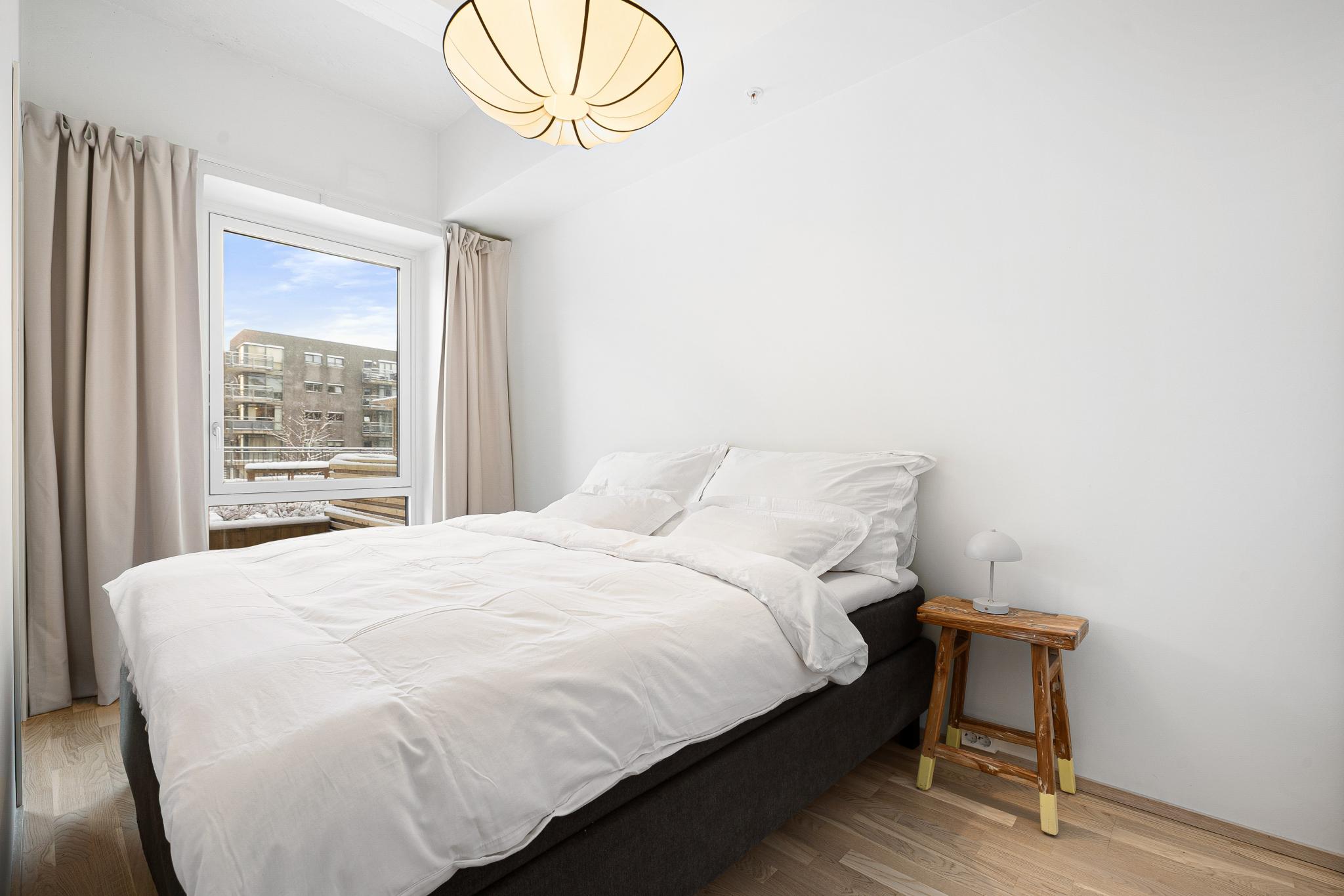 Vinduspartiet gir både god ventilasjon og et lyst og trivelig soveromsmiljø. Fantastisk utsikt mot Munkholmen.