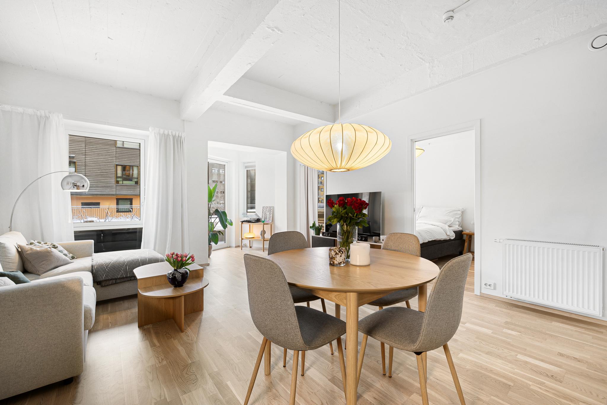 Stuen gir gode møbleringsmuligheter og fremstår som et komfortabelt samlingspunkt i boligen.