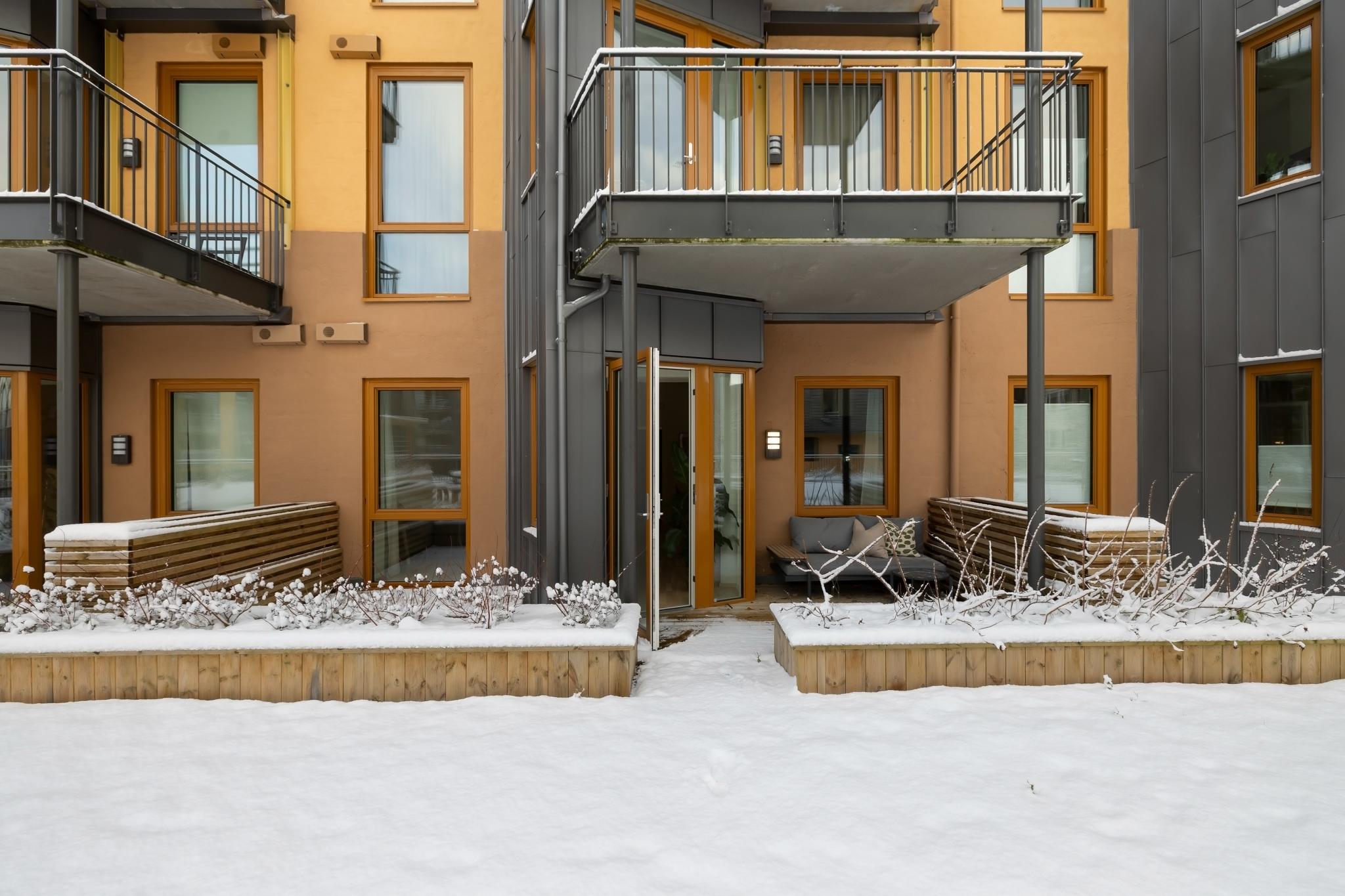 Egen terrasse med god plass for utemøbler – et fint uterom som utvider bruksarealet.