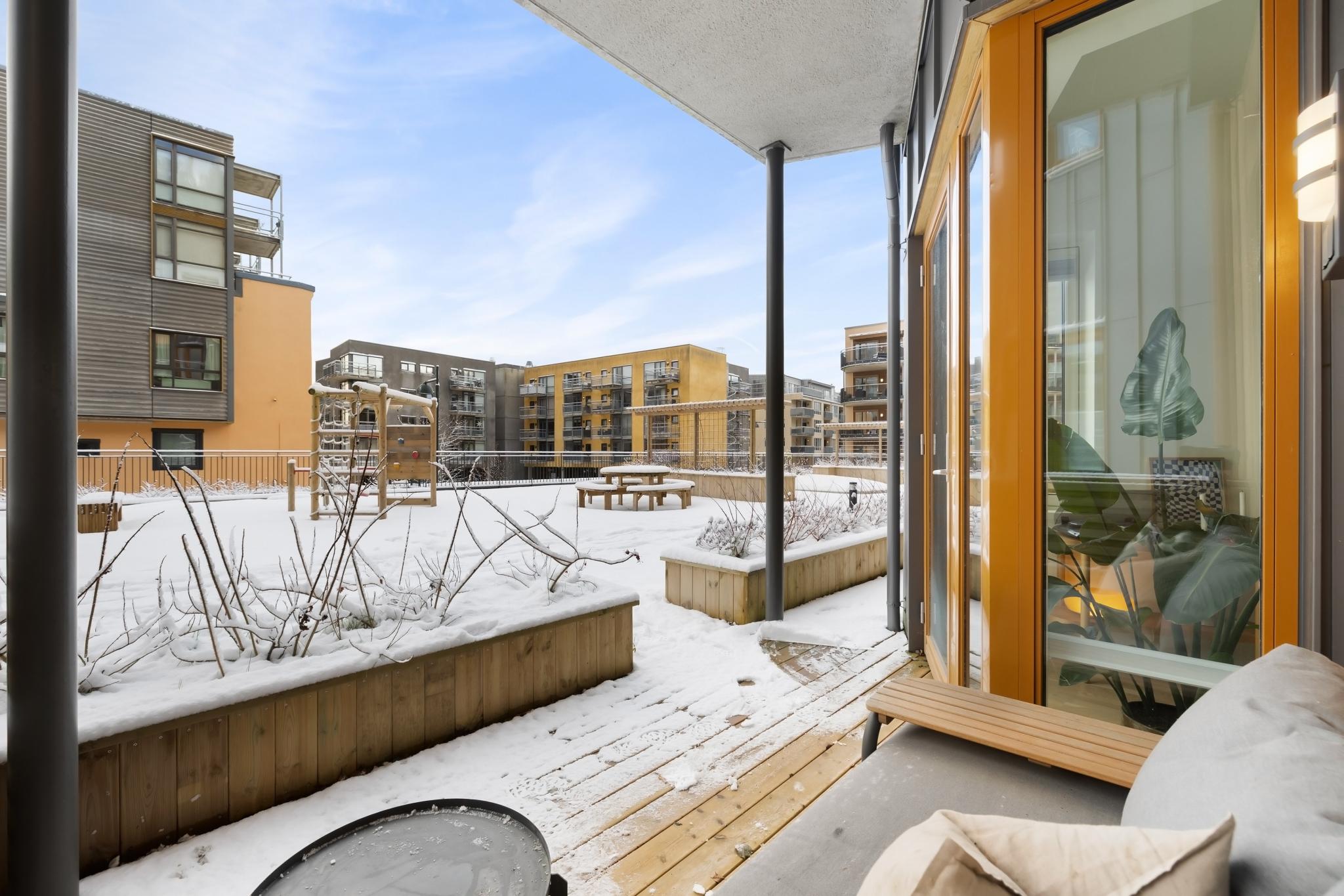 Terrassen gir oversikt over sameiets fellesområder og har en behagelig atmosfære.