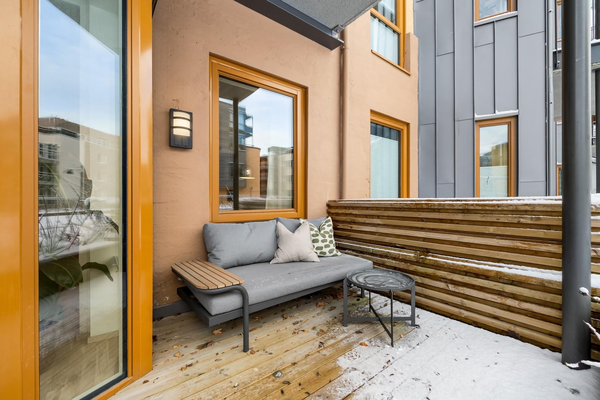 Privat uteområde, perfekt for rolig avslapping i (hvite) grønne omgivelser.