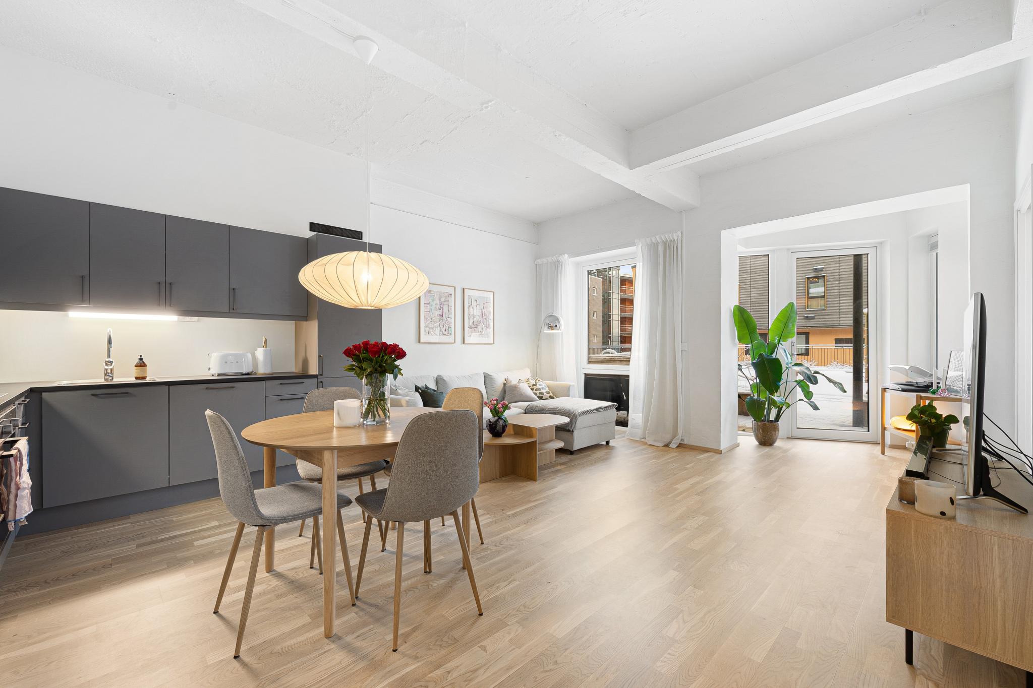 Velkommen til Ilsvika Vest. Romslig planløsning, rikelig lysinnslipp og gjennomført standard – et godt eksempel på bokvaliteten du kan få ved å bo her. 