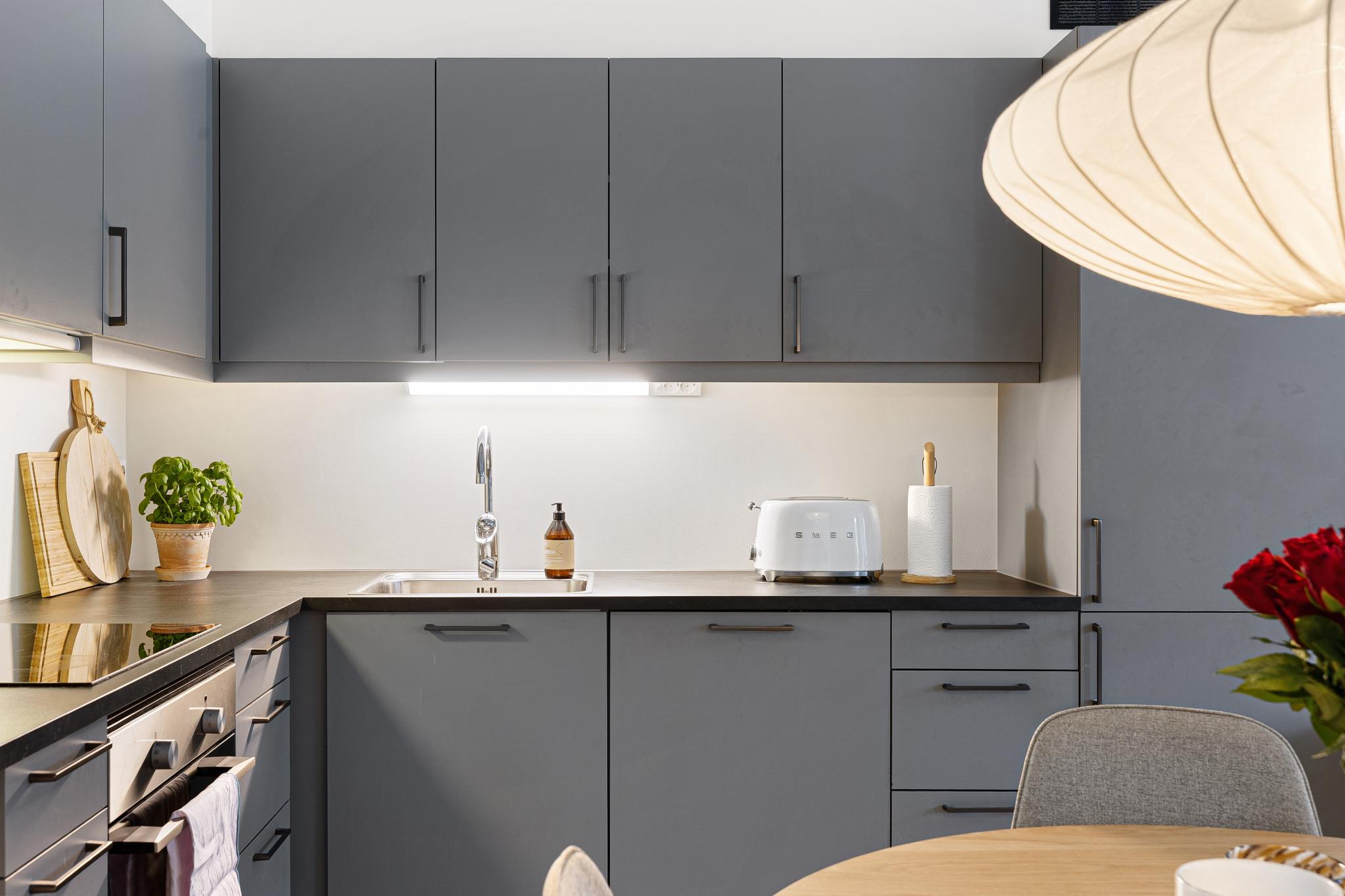 Detaljbilde som viser kjøkkenets materialkvalitet og helhetlige uttrykk.