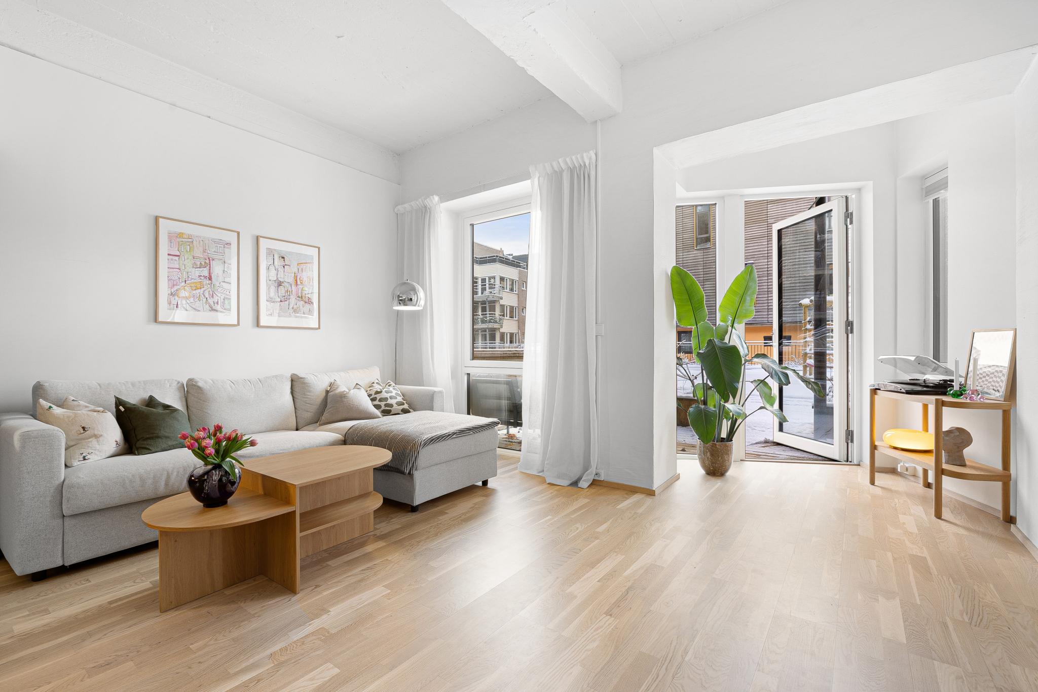 Stue med direkte utgang til egen terrasse, som gjør rommet ekstra tilgjengelig og funksjonelt.