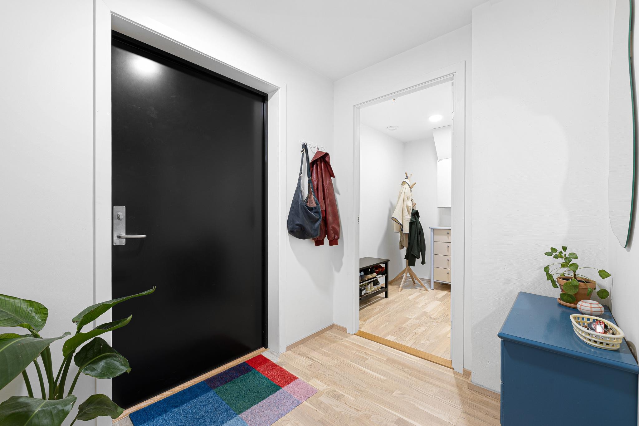 Innbydende entré med god plass for oppbevaring – en praktisk introduksjon til boligen.