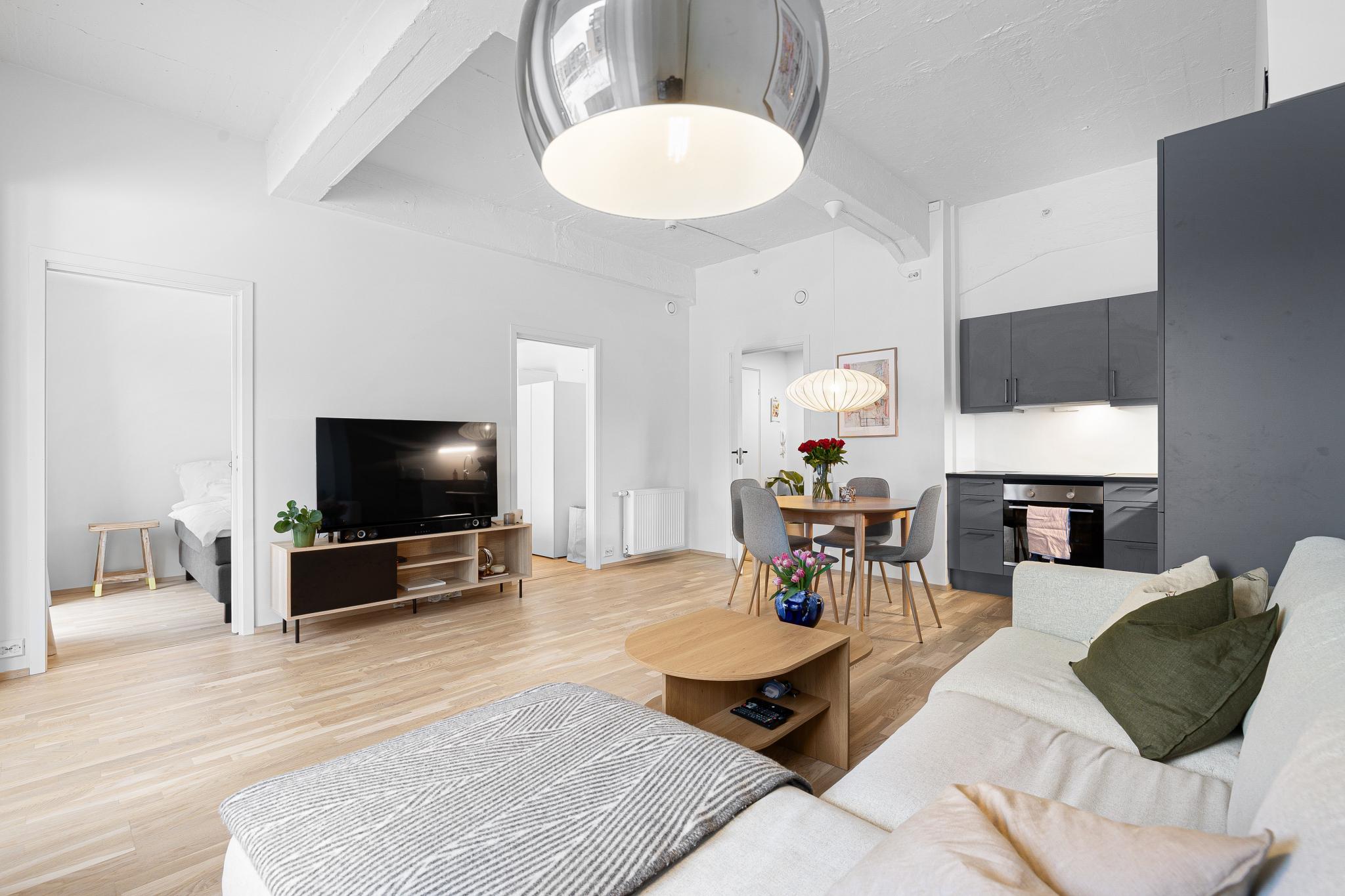 Stuen oppleves som svært romslig.