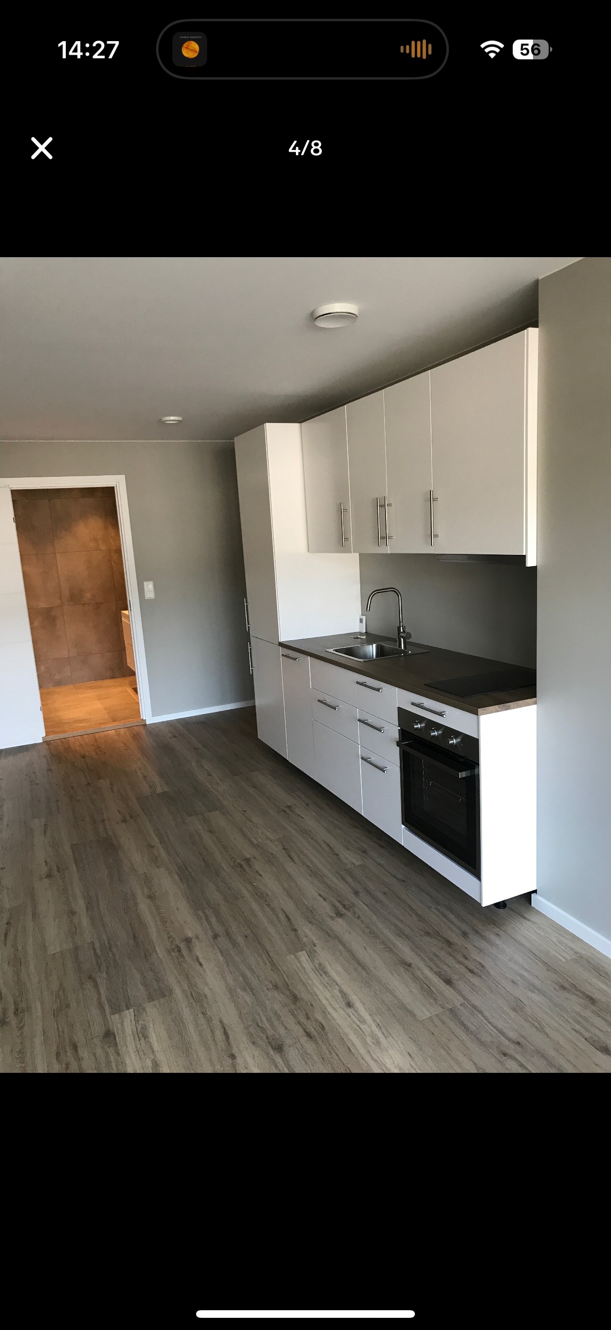 Koselig kjøkkenkrok med kjøleskap/frys, ovn med platetopp og oppvaskmaskin