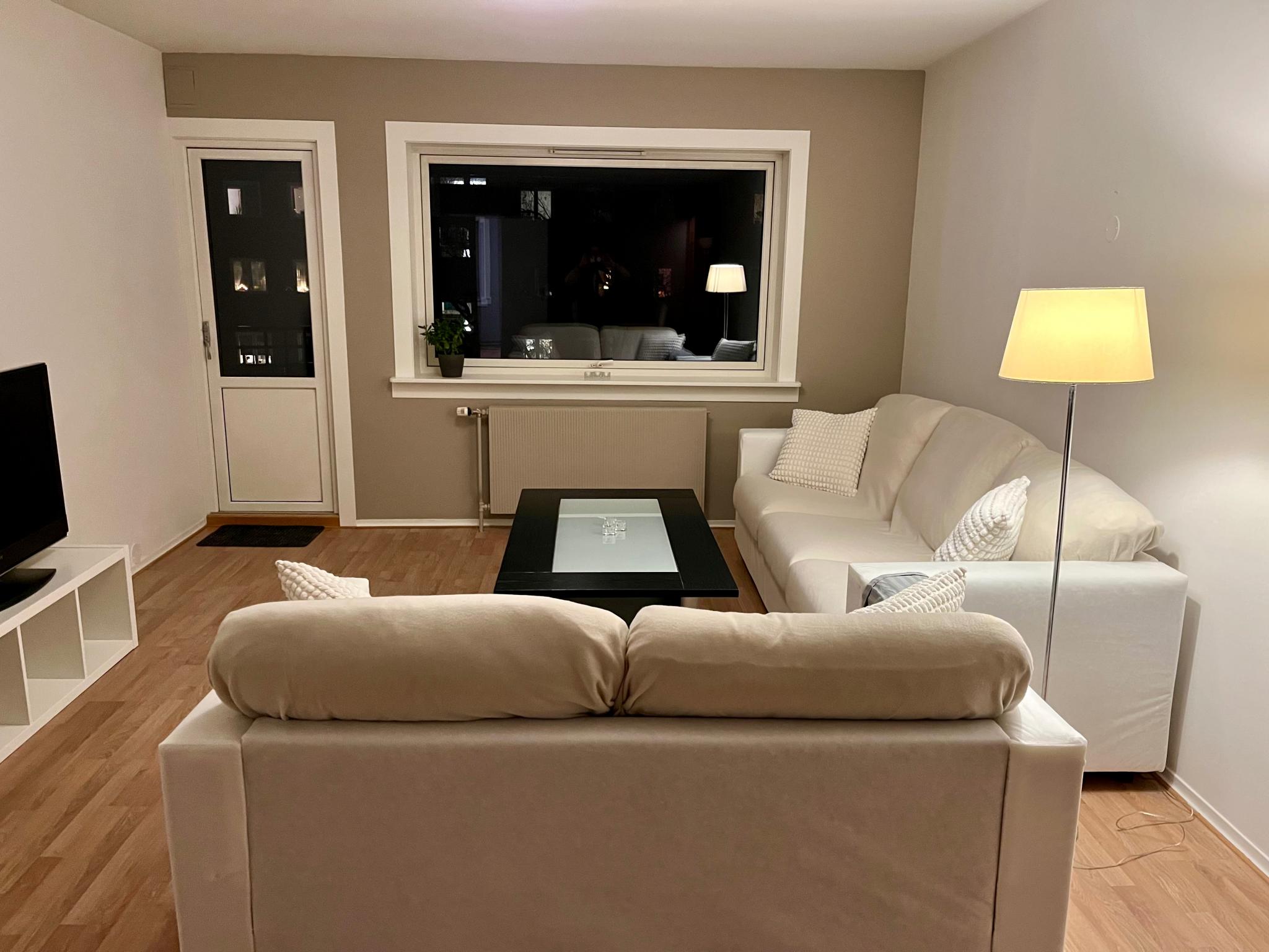 Stor stue med utgang balkong