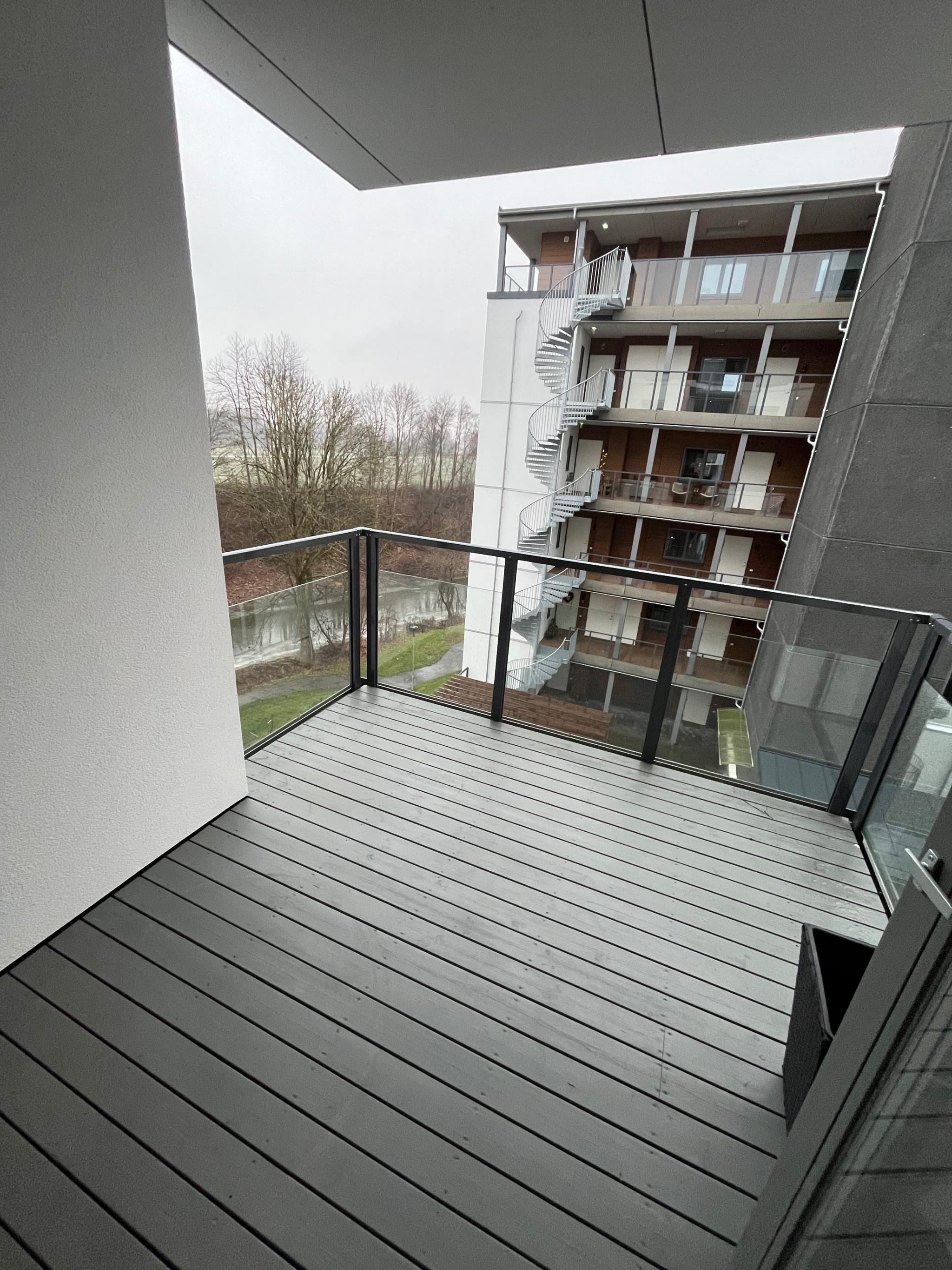 Balkong med utsikt mot elva