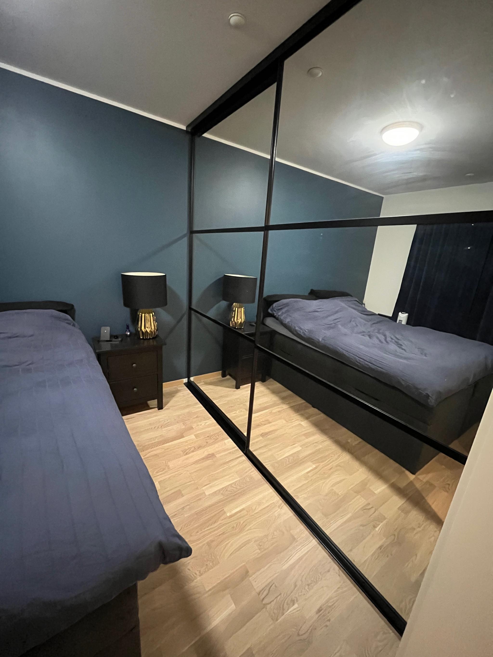 Stor skyvedørs garderobe med masse skap plass.