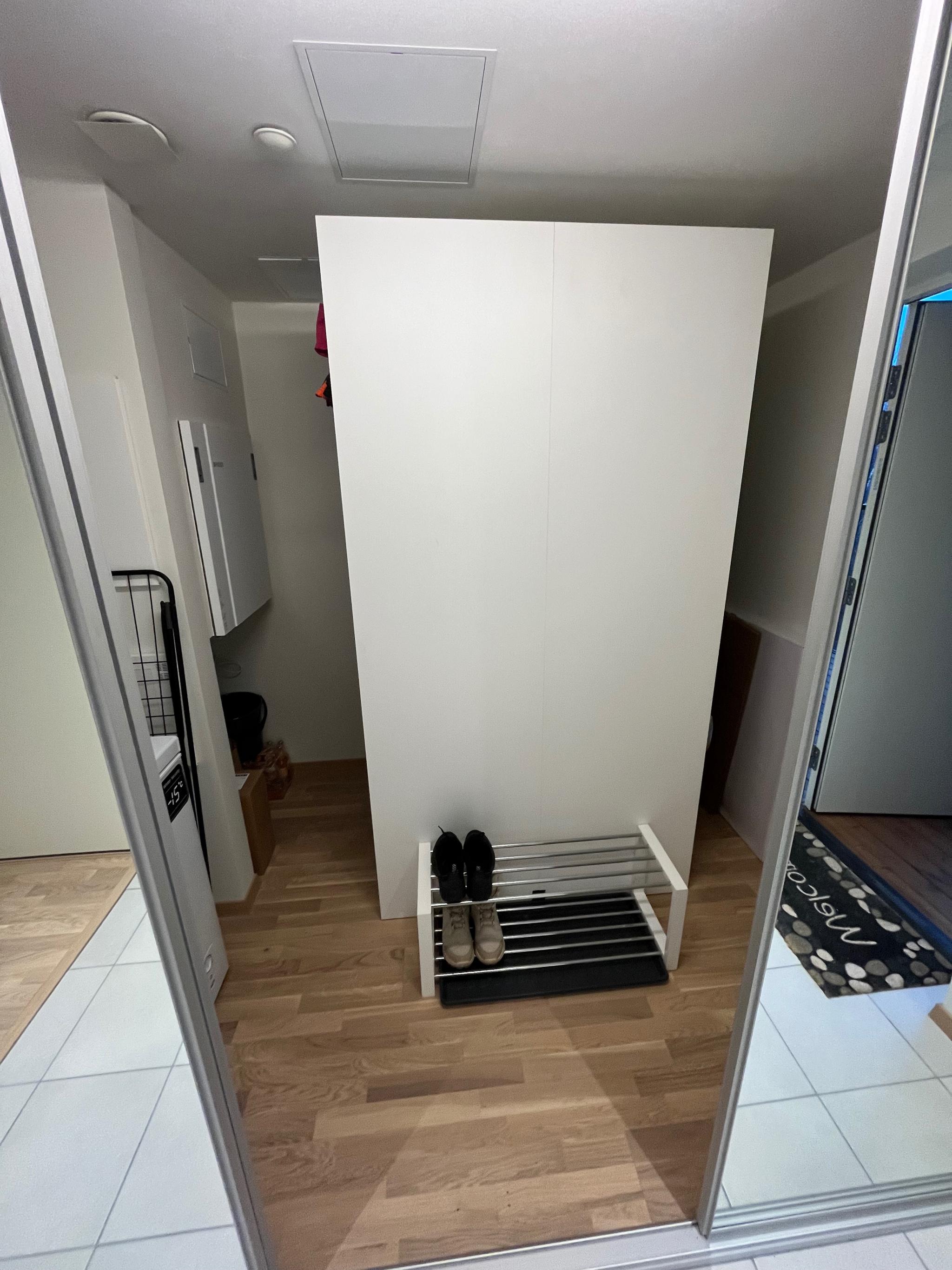 Stor bod i gangen med skap