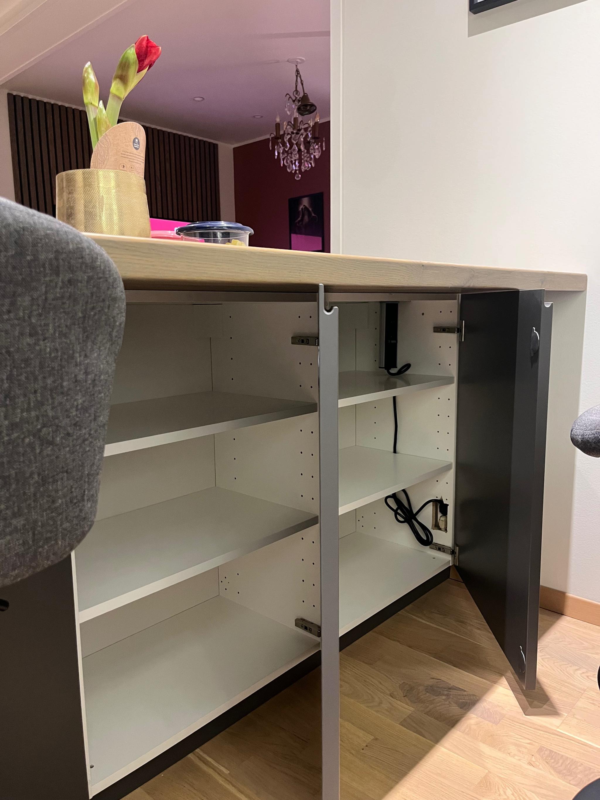 Skap under kjøkkenøy.