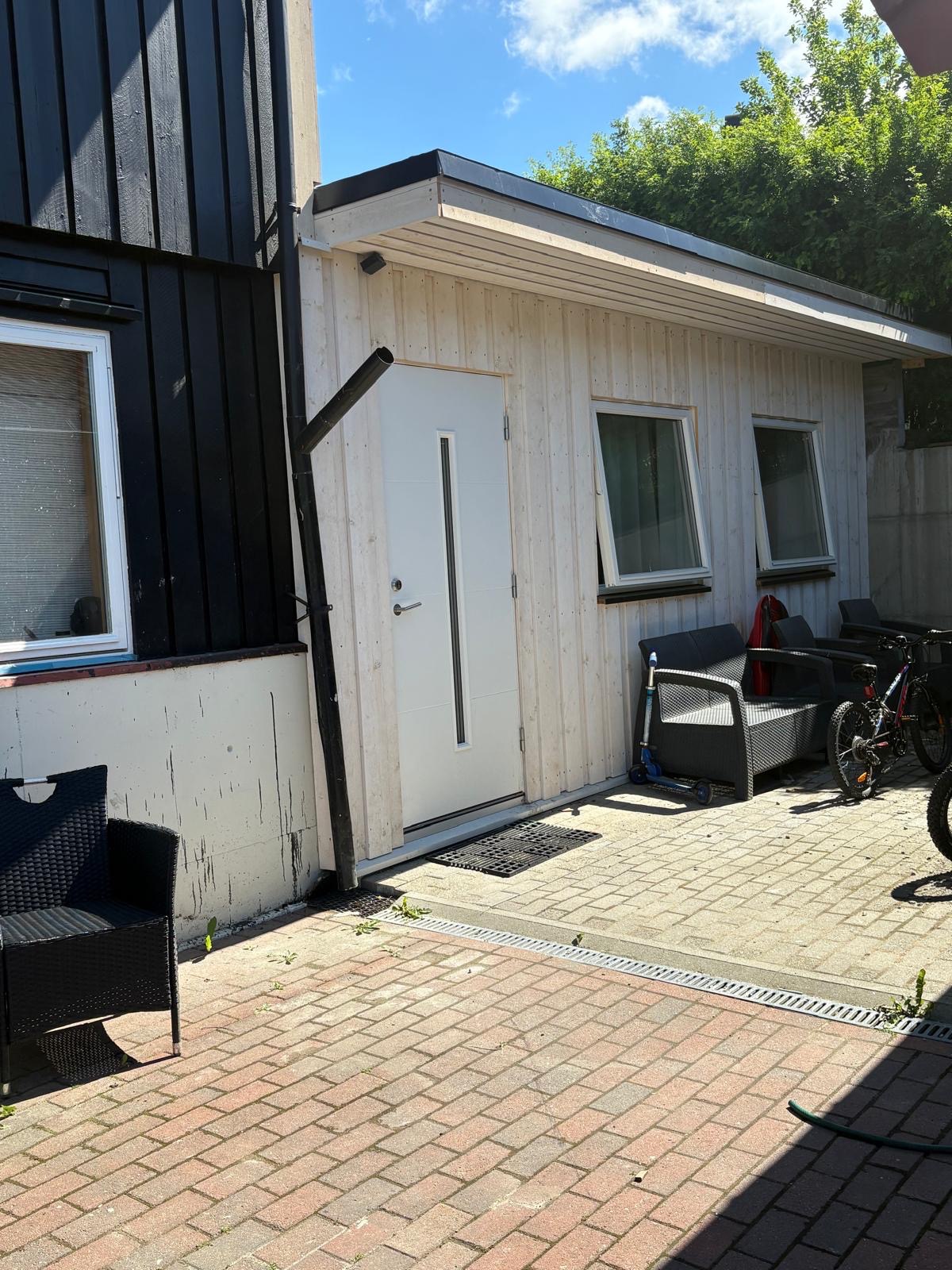 Utleiedelen. Egen inngang med plass til utemøbler ved inngangen.