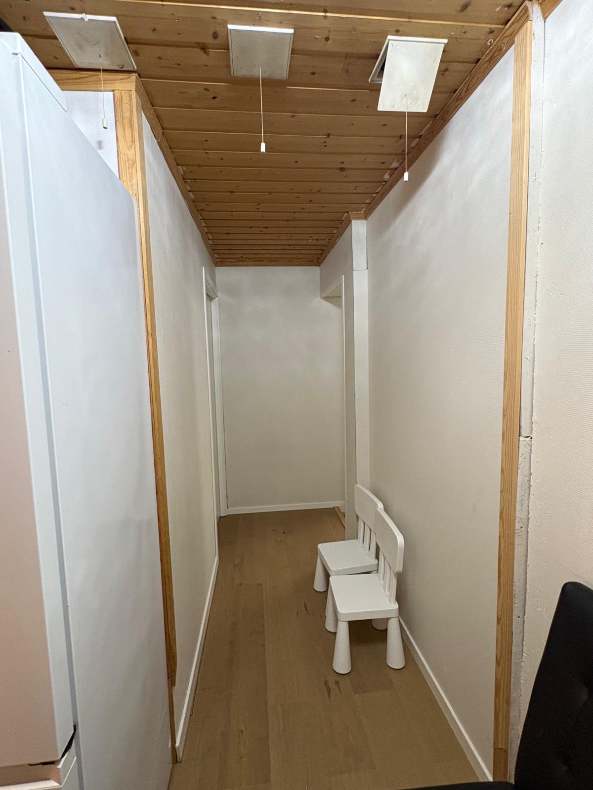 Gangen har en liten peis.