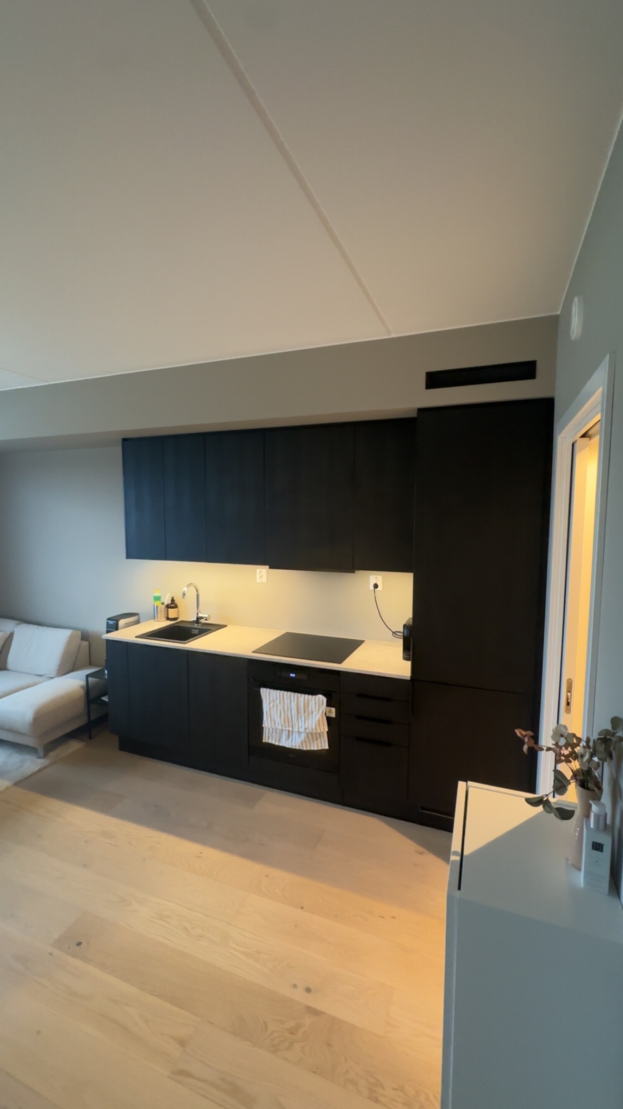 Kjøkken med integrert hvitevarer.