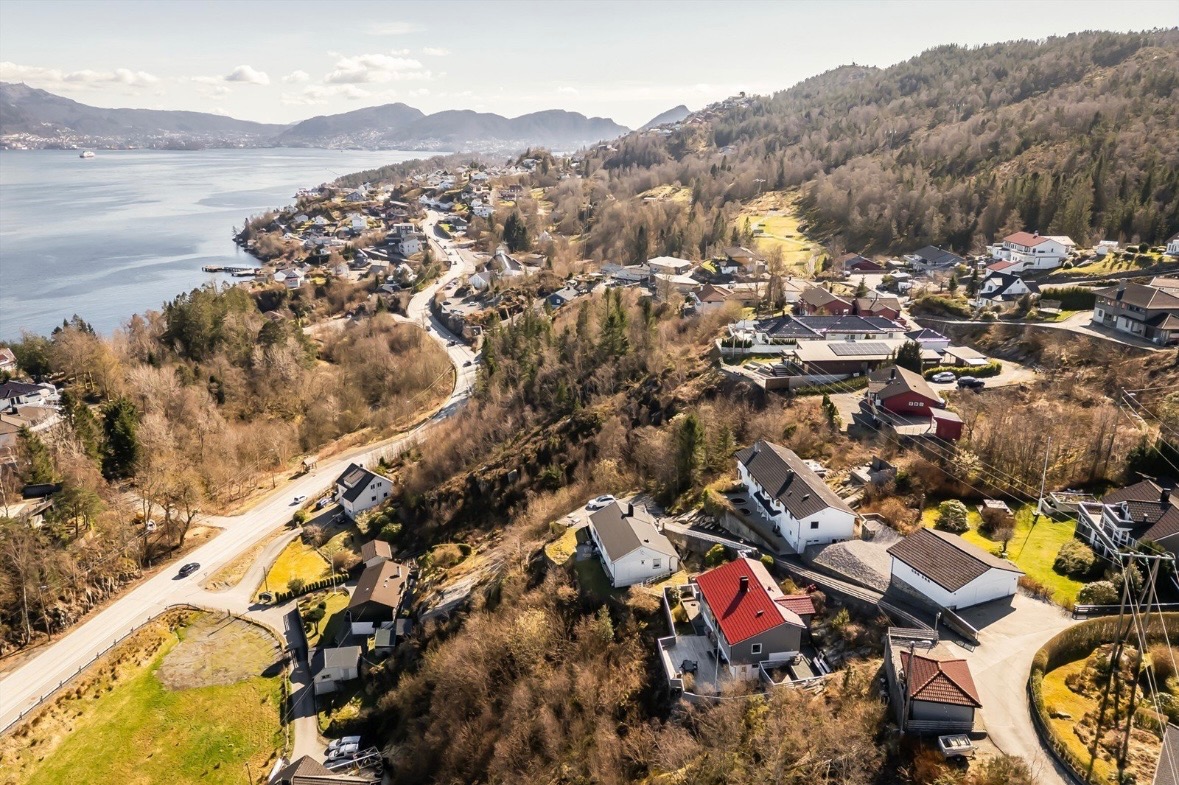 Boligen er i et etablert boligfelt med kort vei til barneskole, ungdomsskole, barnehage og ikke minst vakre tur- og rekreasjonssteder. Dere er flere matbutikker i nærheten. Busstoppet er 5 minutter gange fra huset, og fra kleppestø kan man ta båten over til sentrum.