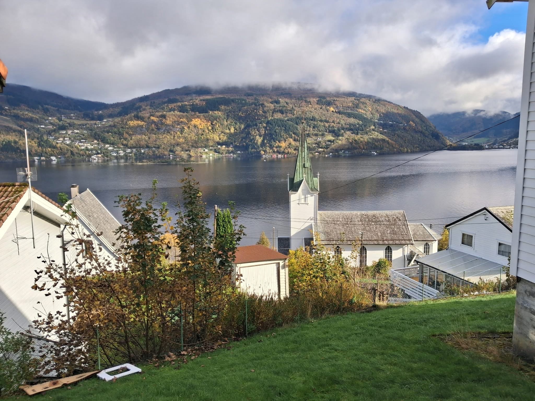 Ytre Arna Kirke og Osterøy i bakgrunnen 