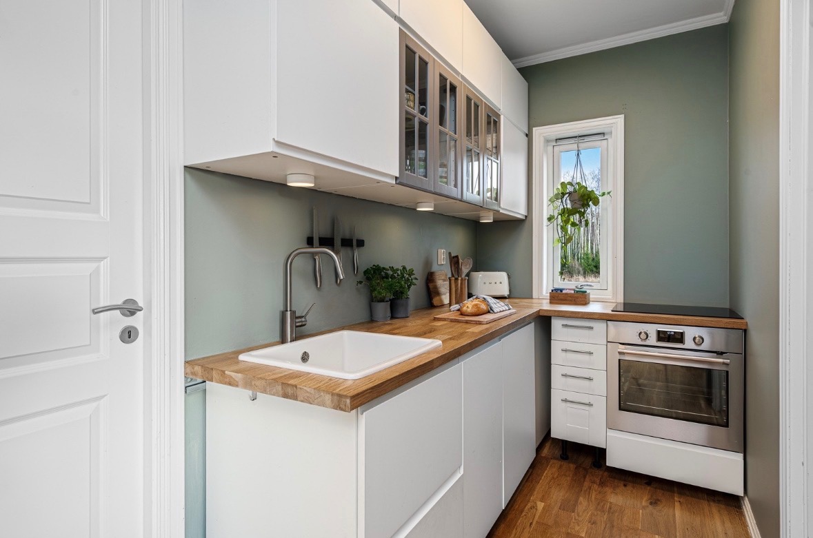 Nyoppusset kjøkken fra 2024 med nye hvitevarer fra 2025