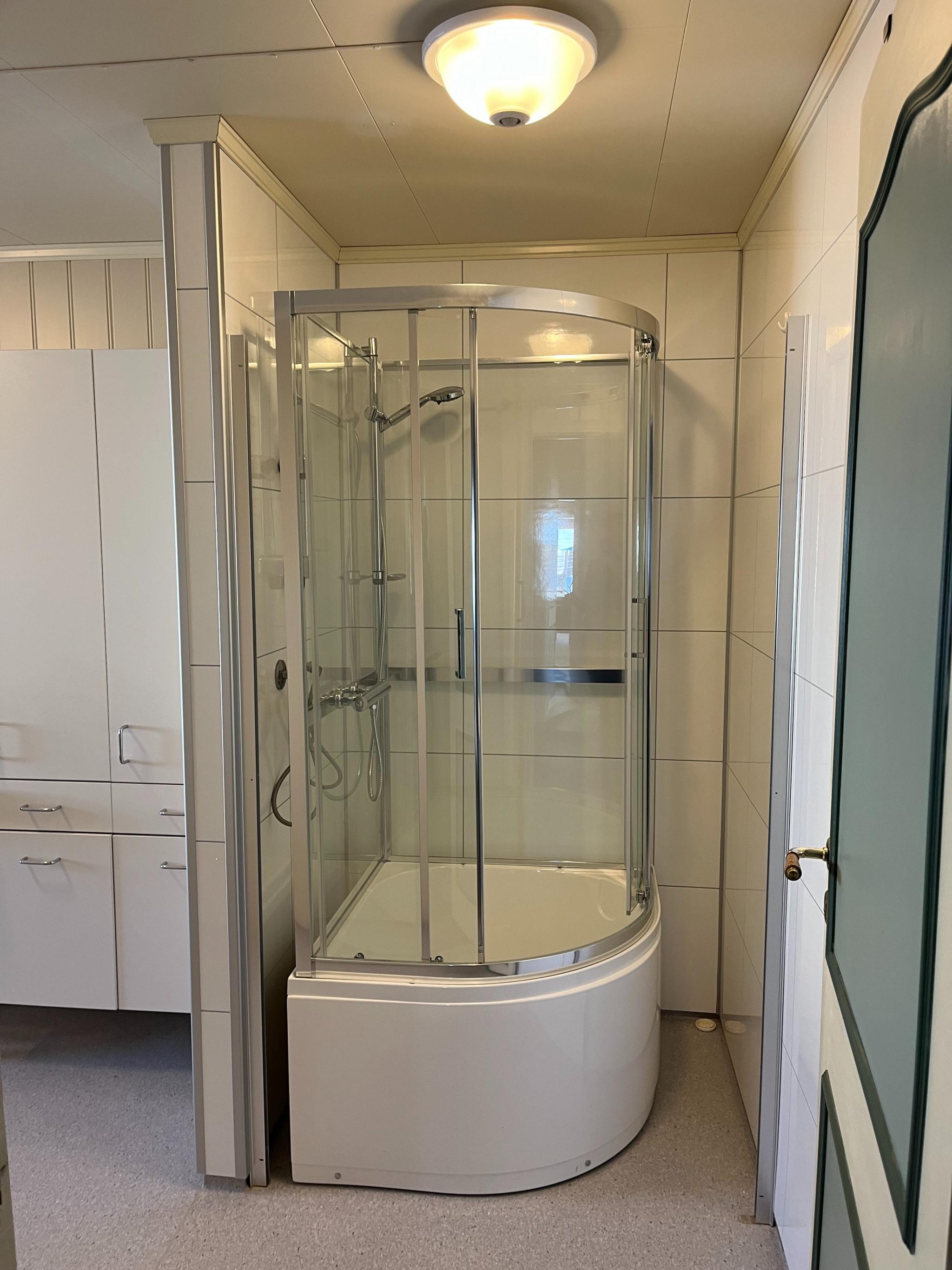 Nyere større bad i hovedetasje