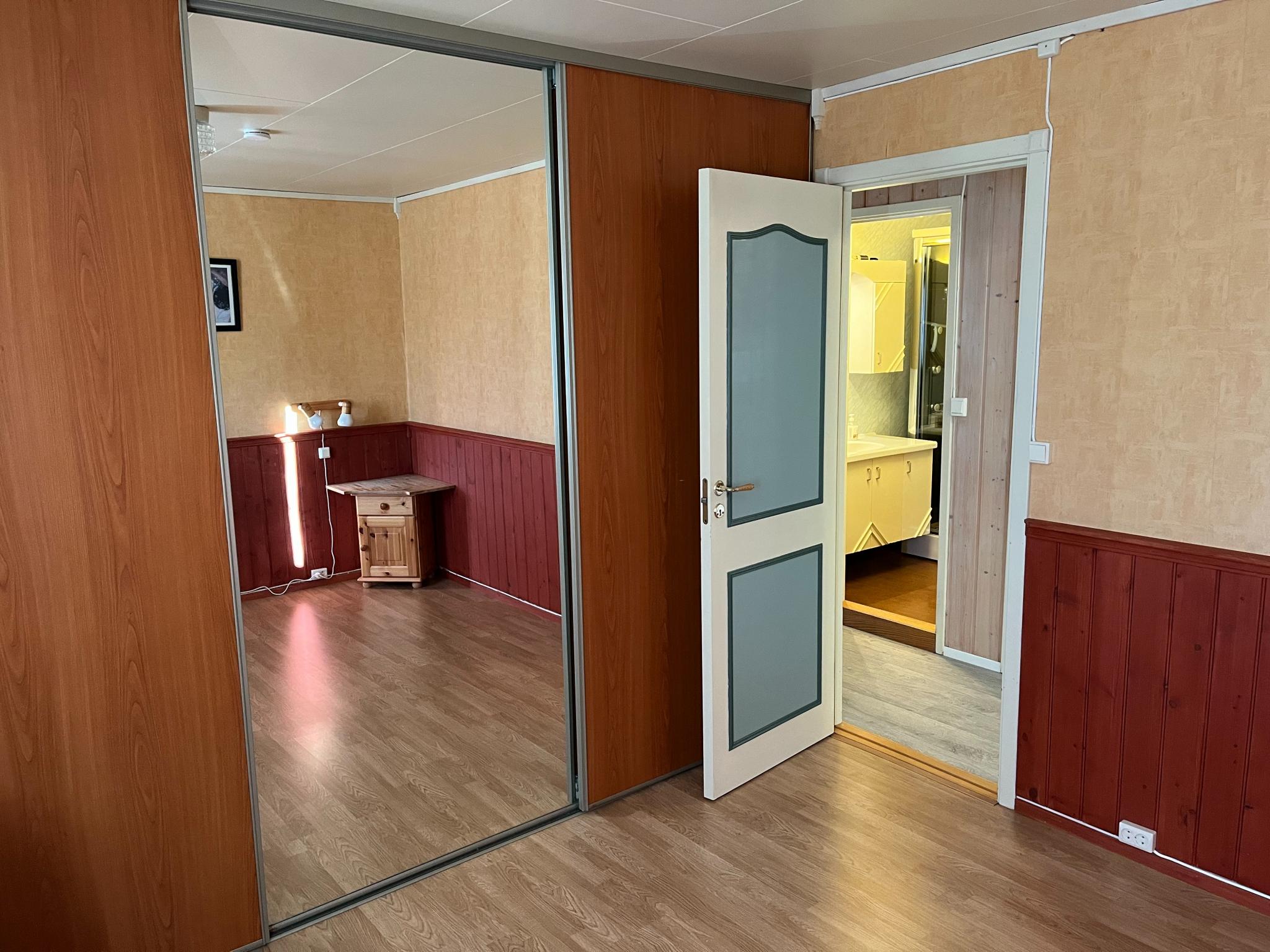 Hovedsoverom hovedetasje med skyvedørsgarderobe