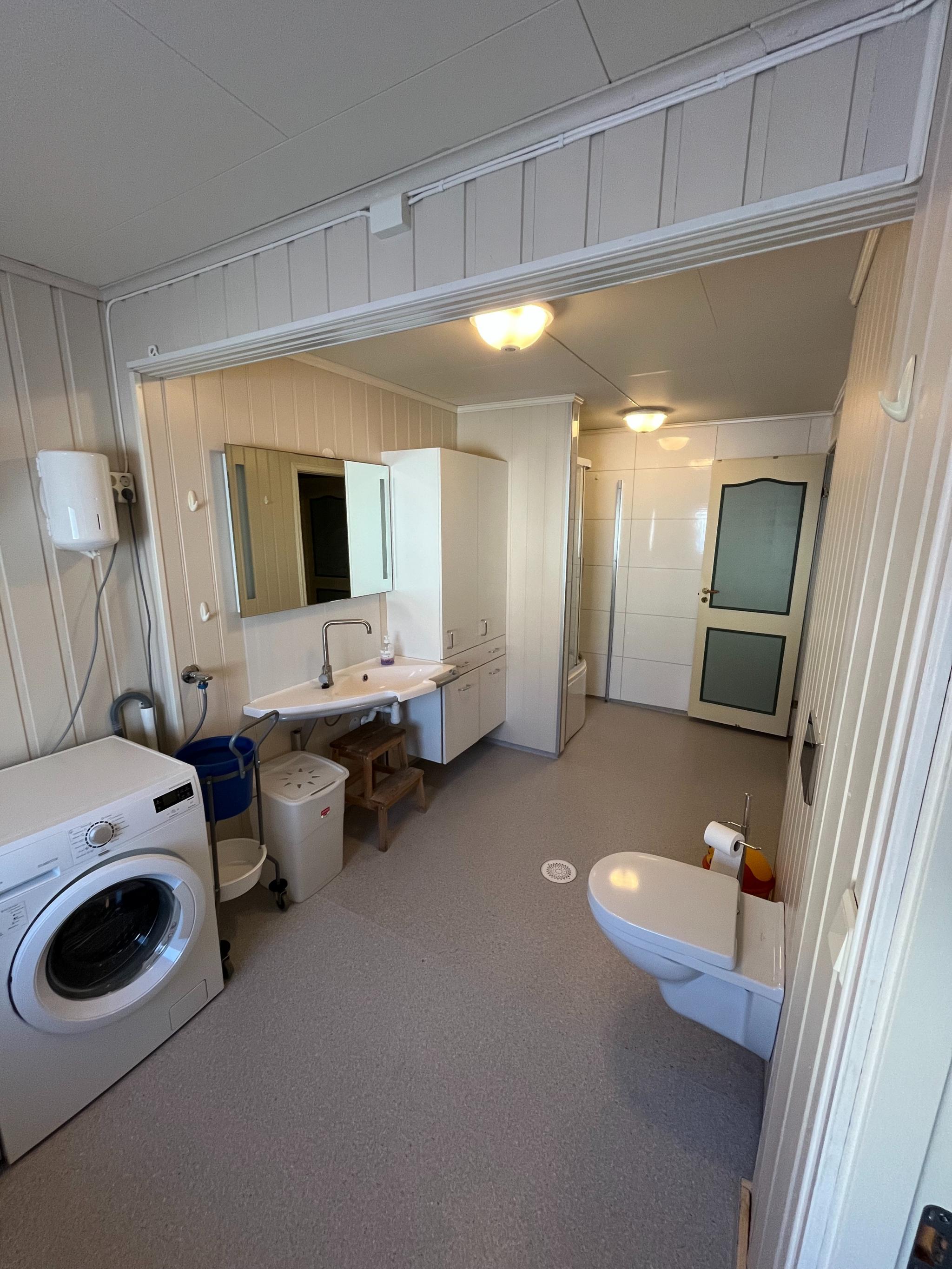Nyere større bad i hovedetasje med vaskemaskin og tørketrommel