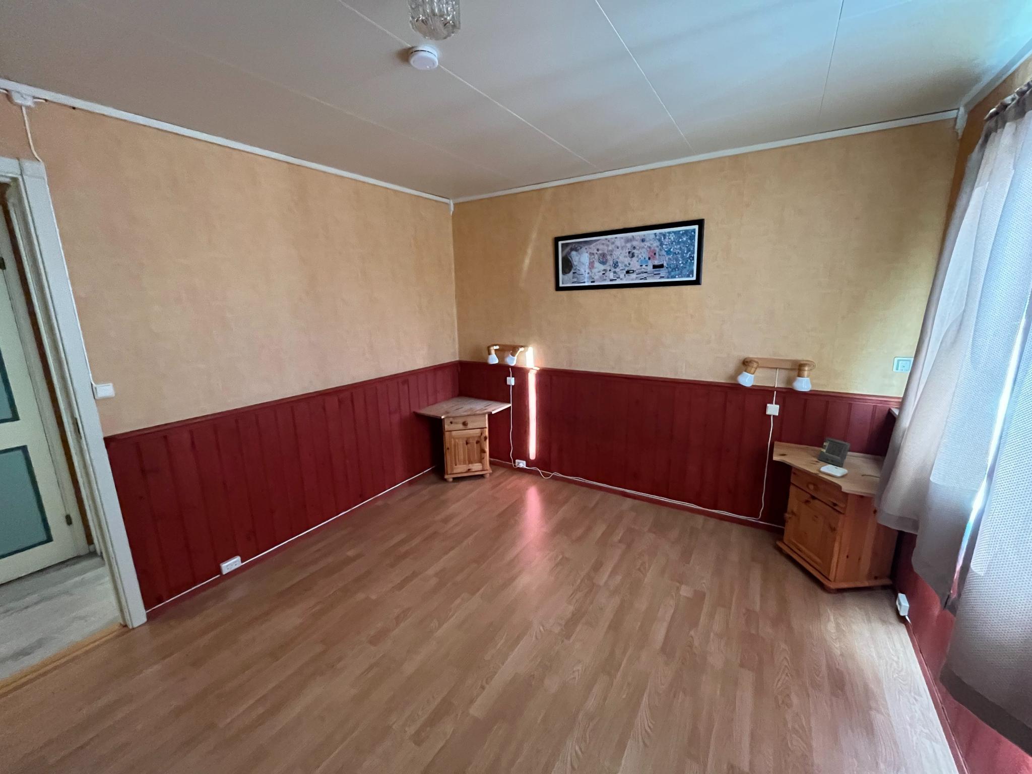 Hovedsoverom hovedetasje med skyvedørsgarderobe