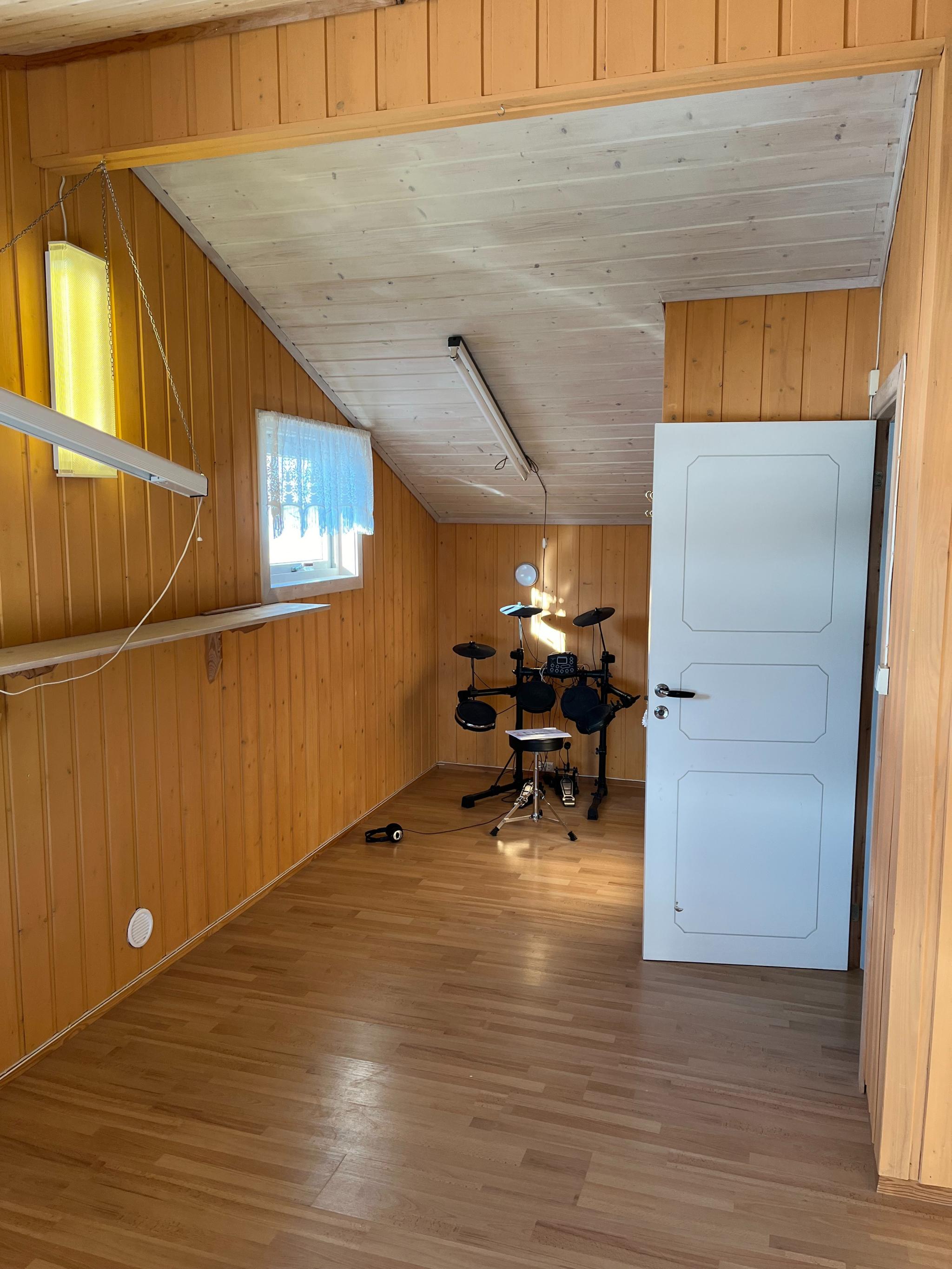 Stort soverom / hobbyrom i øvre etasje