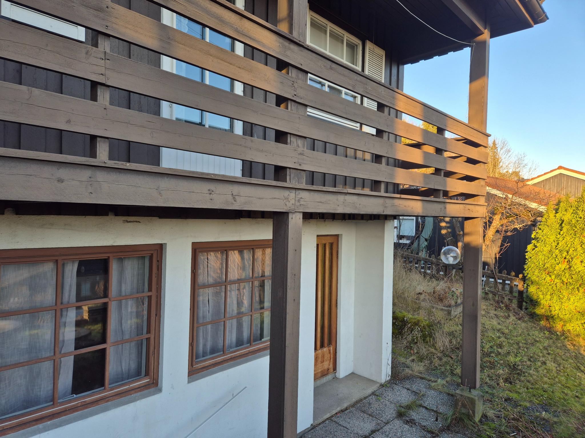 Store vinduer ut mot hage