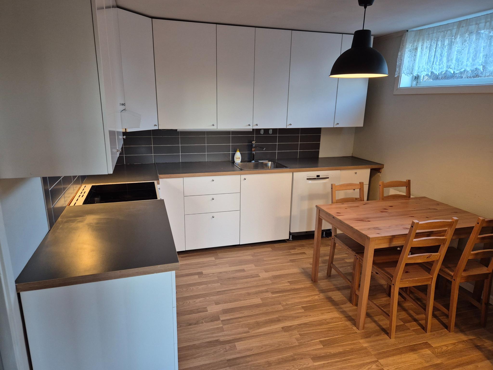 Kjøkken med alle hvitevarer inkludert