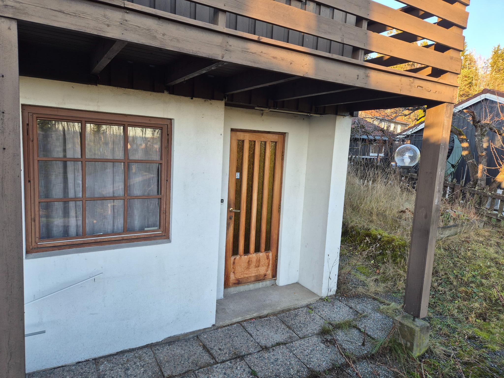 Inngang med egen del av hage som kan benyttes