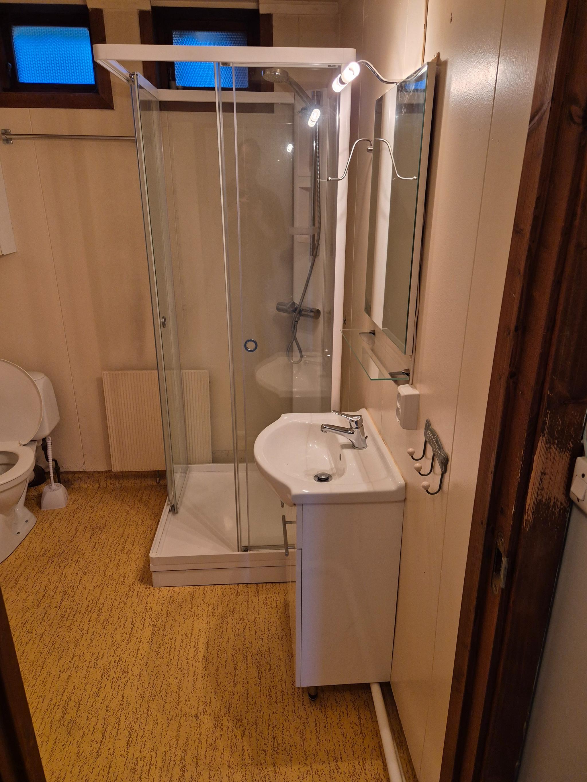 Bad med nytt dusjkabinett